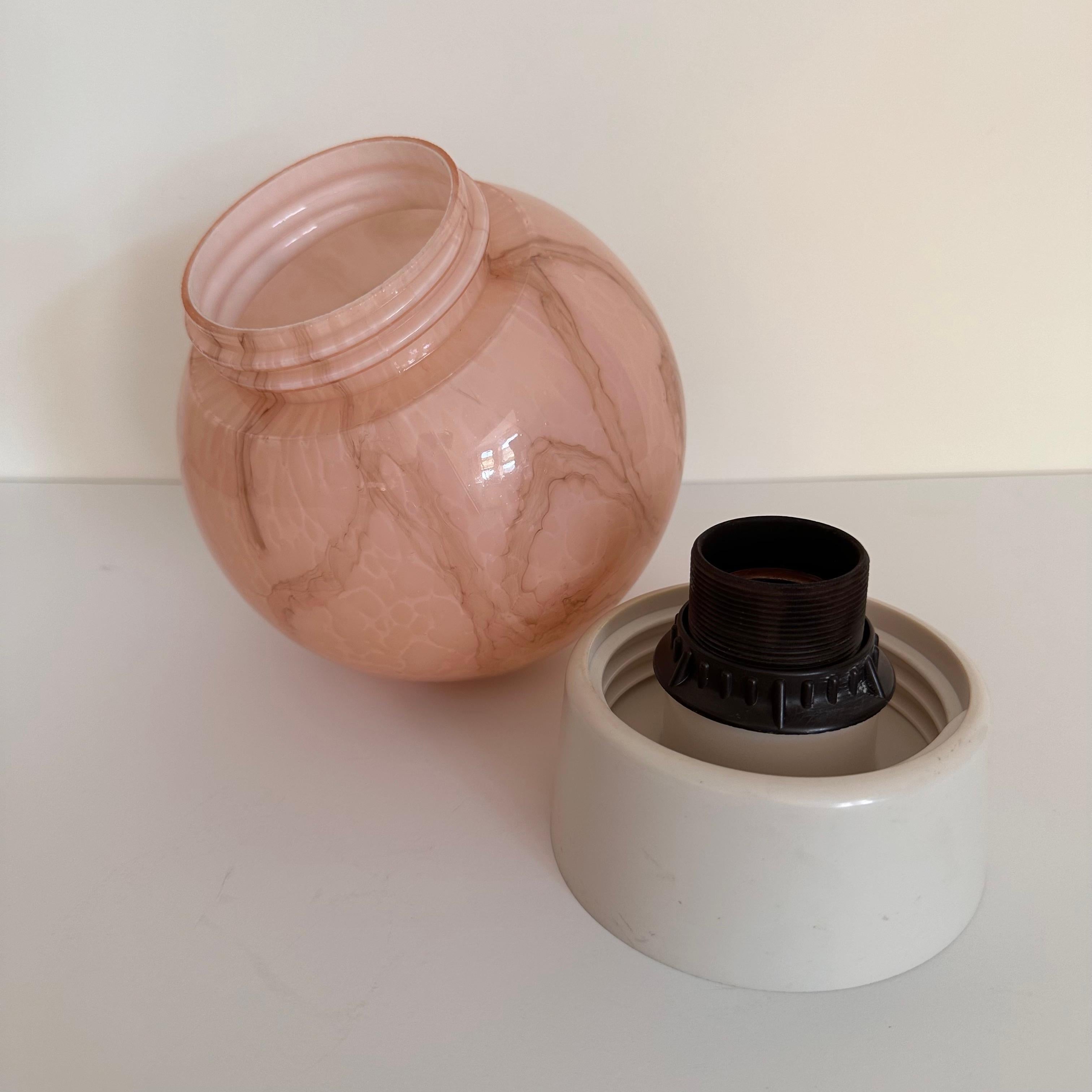 Globe en verre tourbillonnant rose et ambré vintage avec support en plastique blanc en vente 10