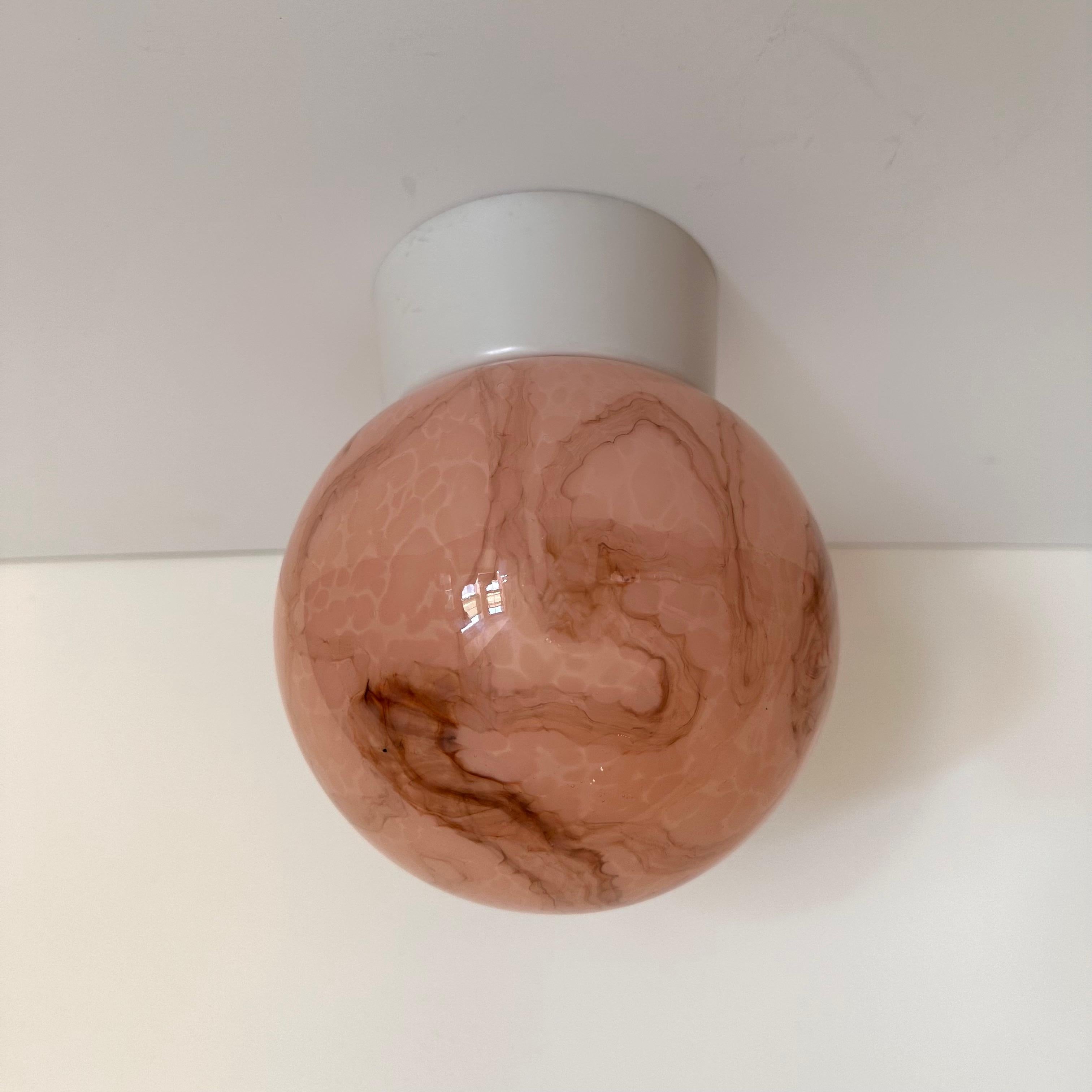 Petite lampe vintage à encastrer avec un globe sphérique en verre dans de magnifiques teintes variées de rose et d'ambre tourbillonnants. Un luminaire charmant et féminin à l'effet tie-dye, magnifiquement exécuté en verre. Le globe est fileté et se