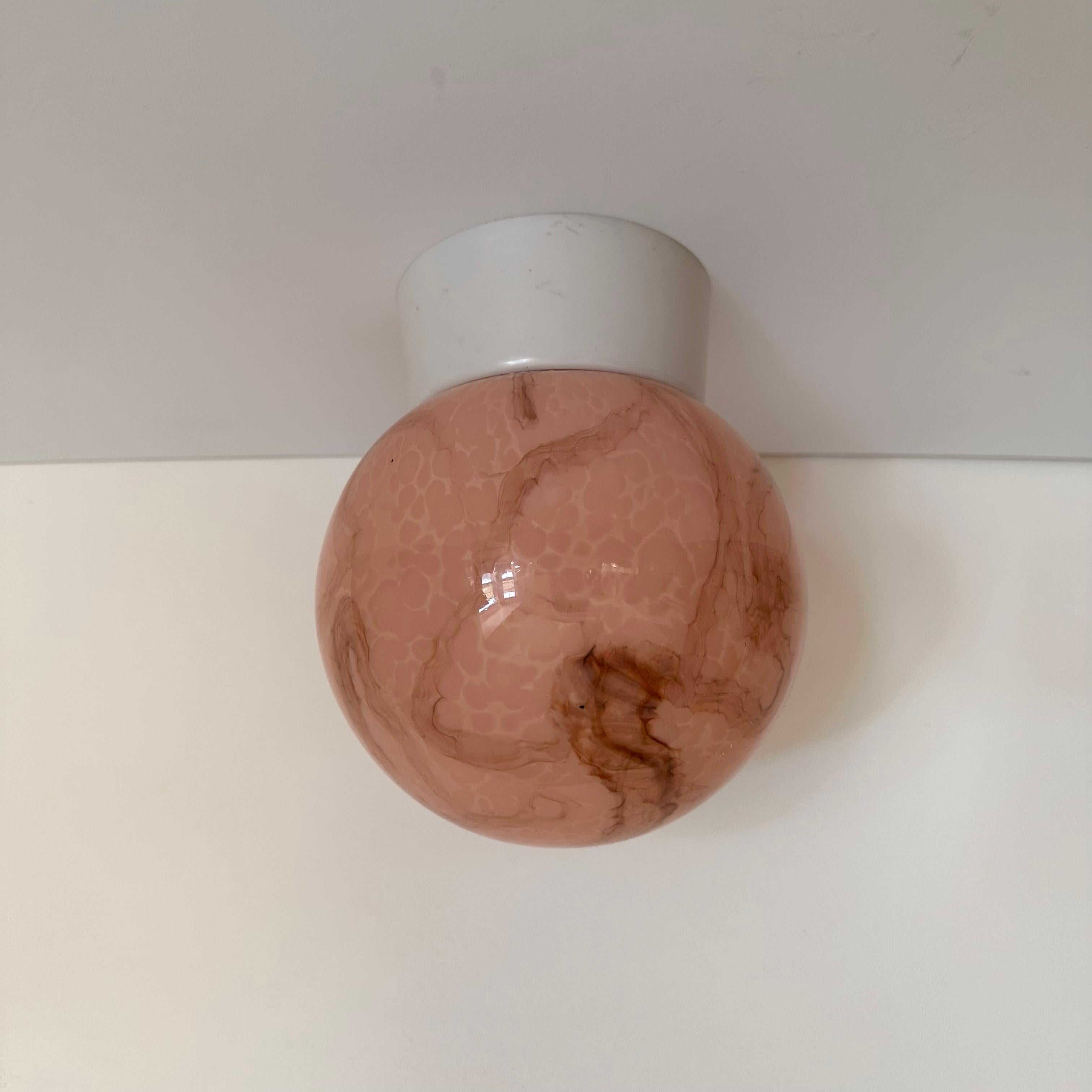 20ième siècle Globe en verre tourbillonnant rose et ambré vintage avec support en plastique blanc en vente