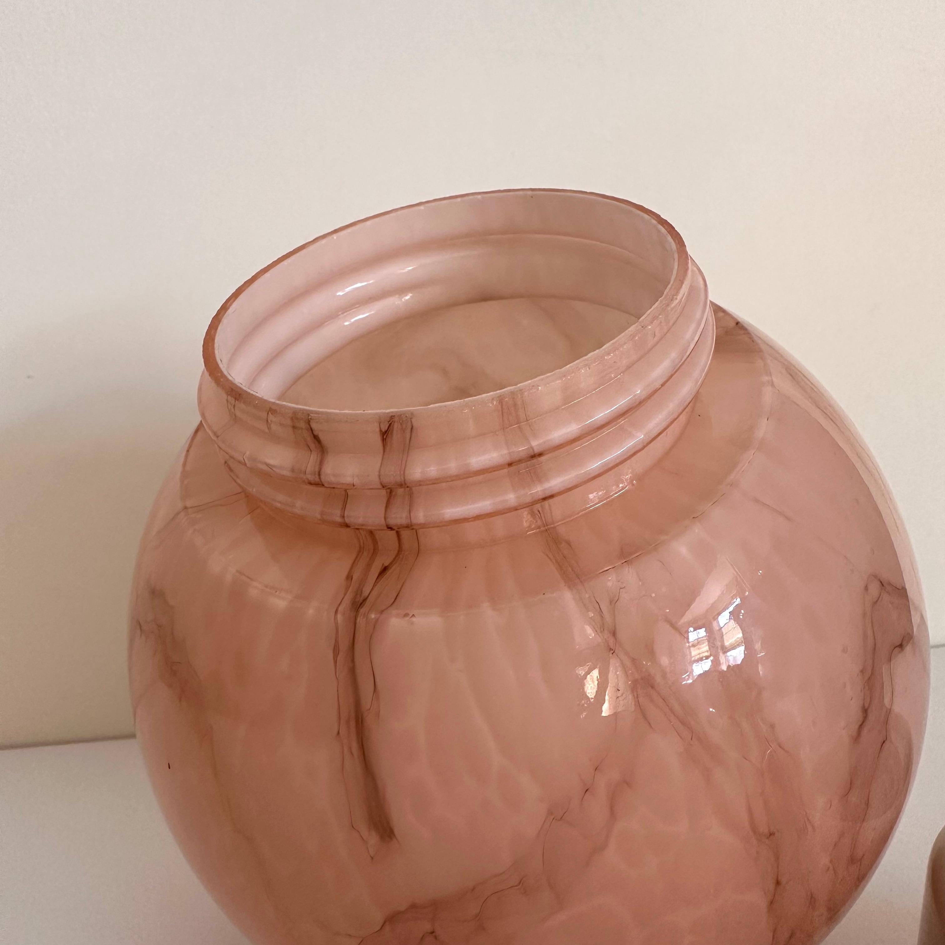 Globe en verre tourbillonnant rose et ambré vintage avec support en plastique blanc en vente 2
