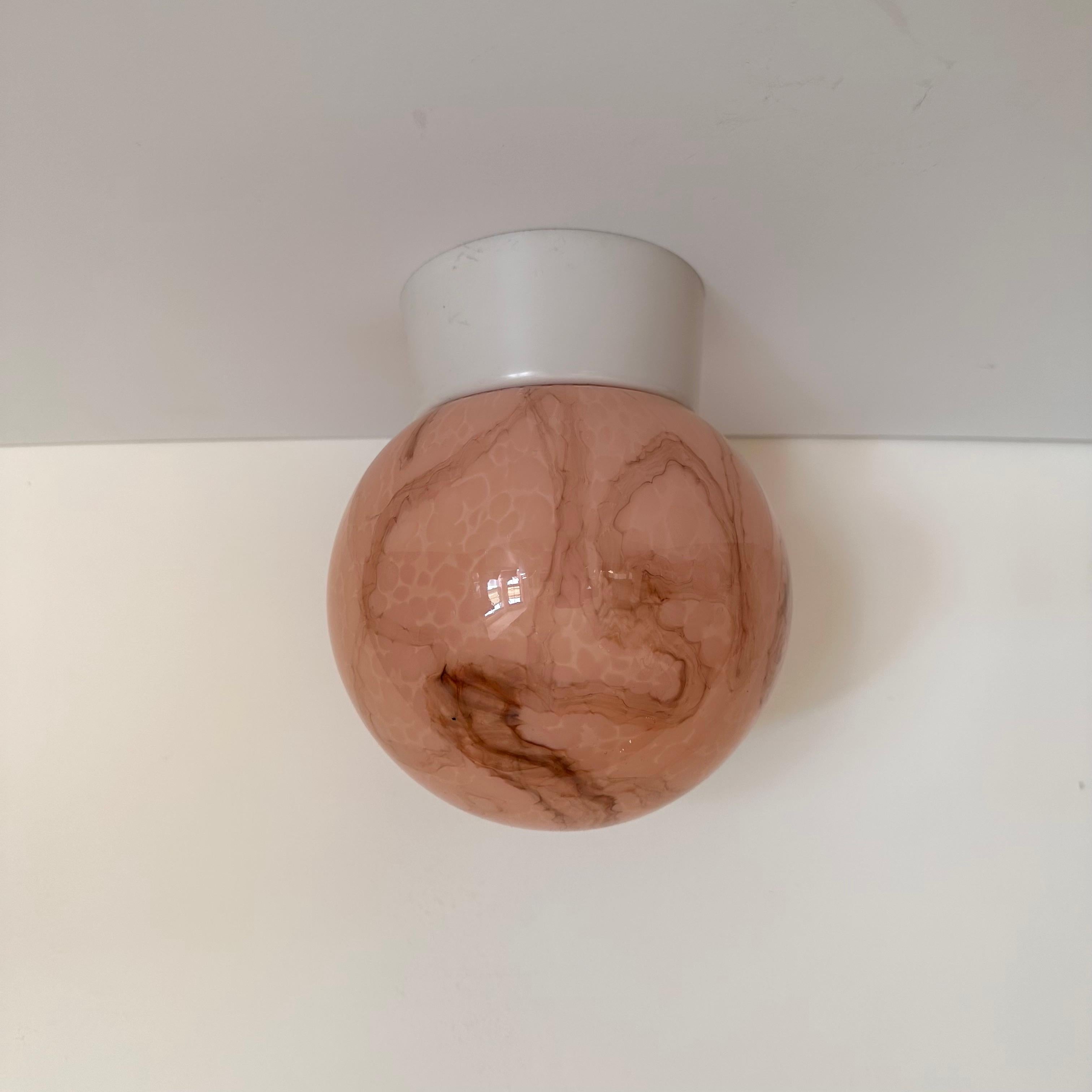 Globe en verre tourbillonnant rose et ambré vintage avec support en plastique blanc en vente 3
