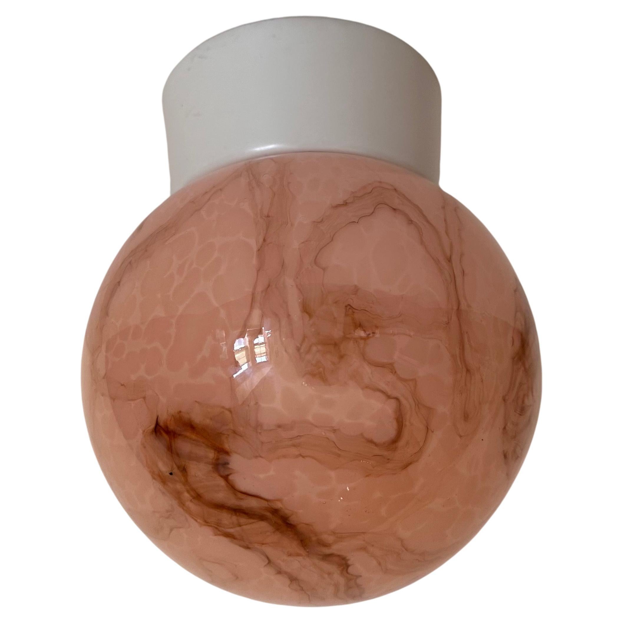 Globe en verre tourbillonnant rose et ambré vintage avec support en plastique blanc