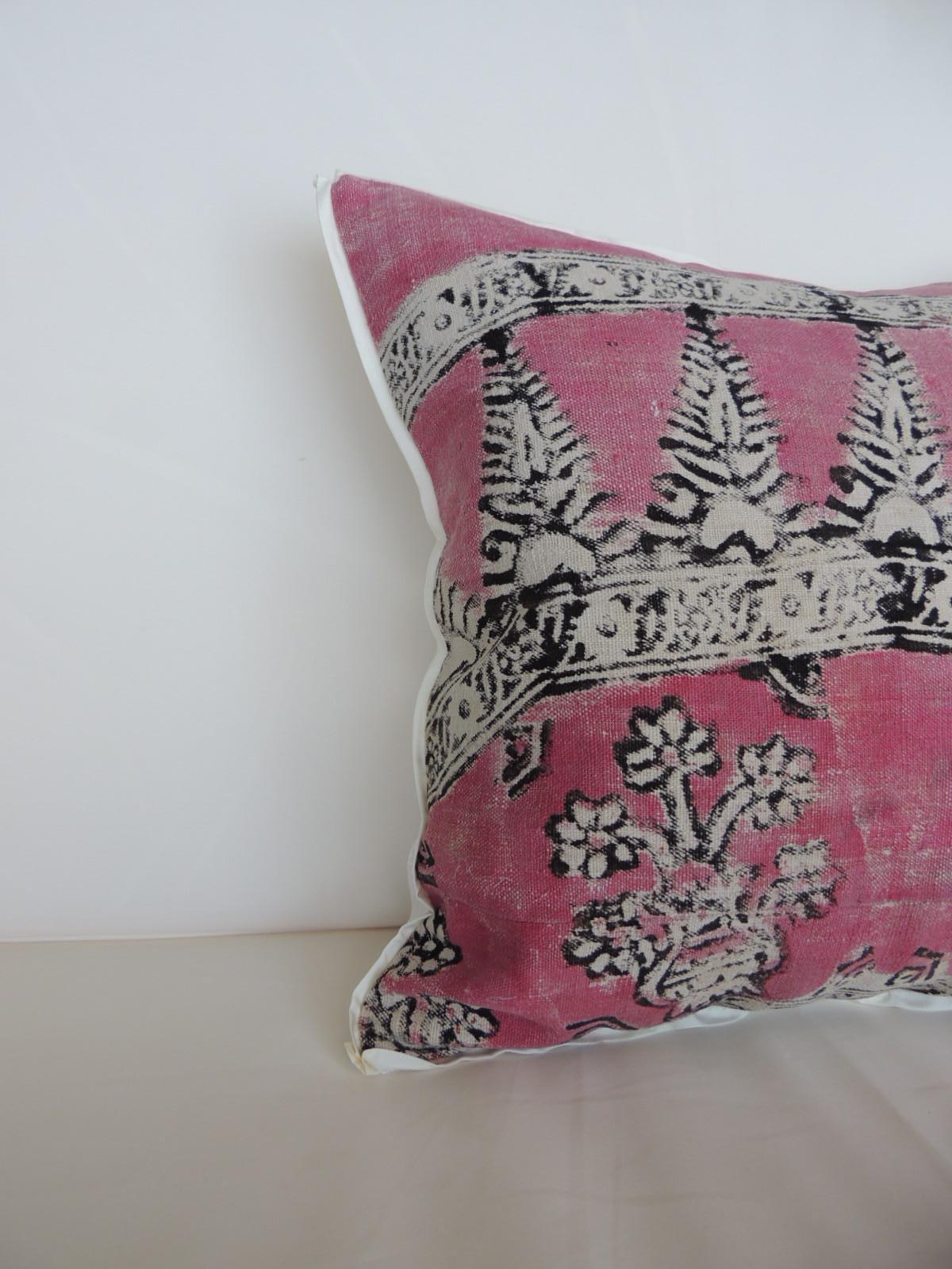 Vintage pink and black hand blocked square decorative pillow.
Pink and black Indian pillow with oyster color linen backing and cream color flat silk trim all around.
Decorative pillow handcrafted and designed in the USA.
Closure by stitch (no