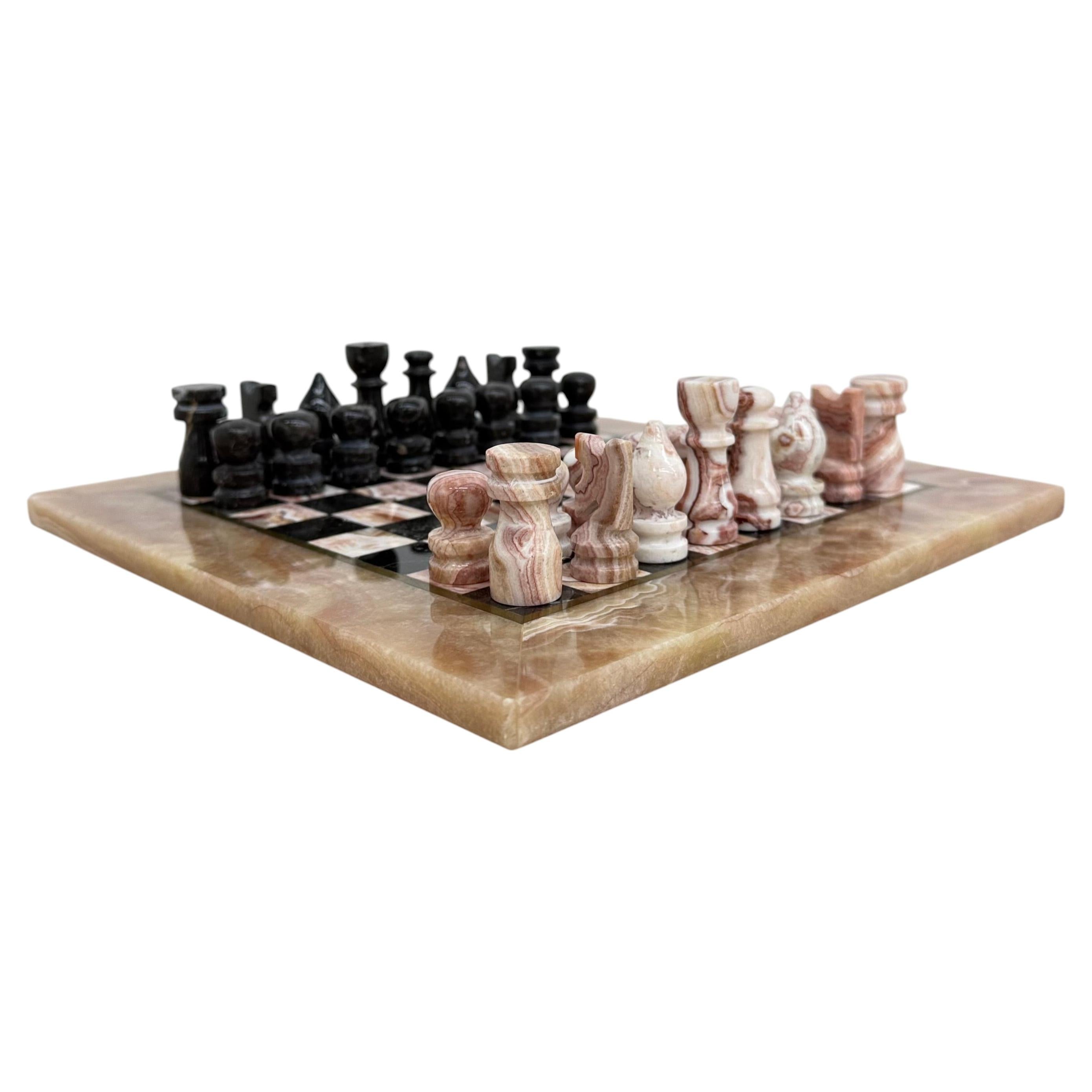 Juego de ajedrez vintage de mármol rosa y negro con piezas de latón, década de los 70, Italia