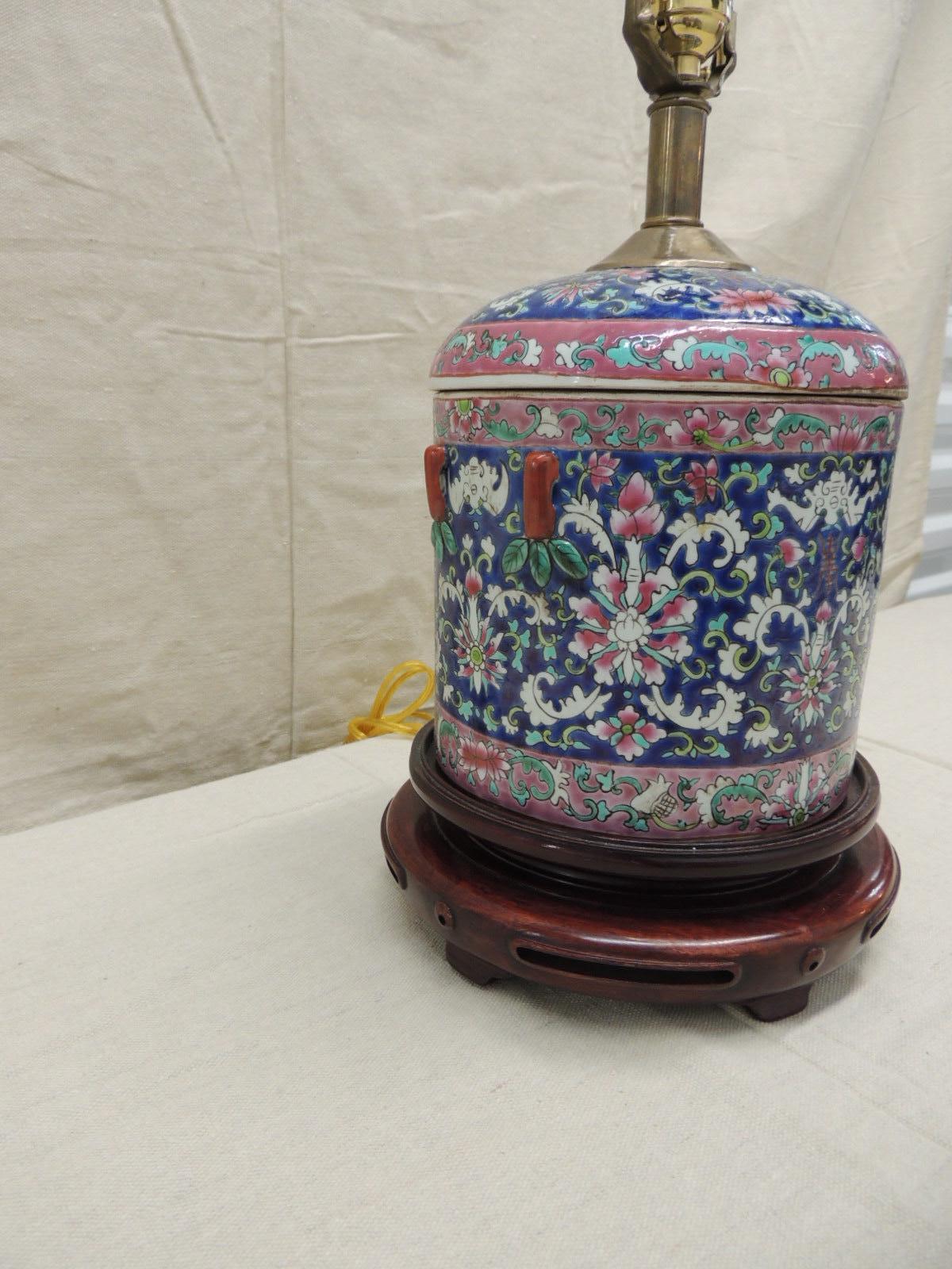 Vintage Pink and Blue Chines Export Table Lamp with Double Base Bon état à Oakland Park, FL