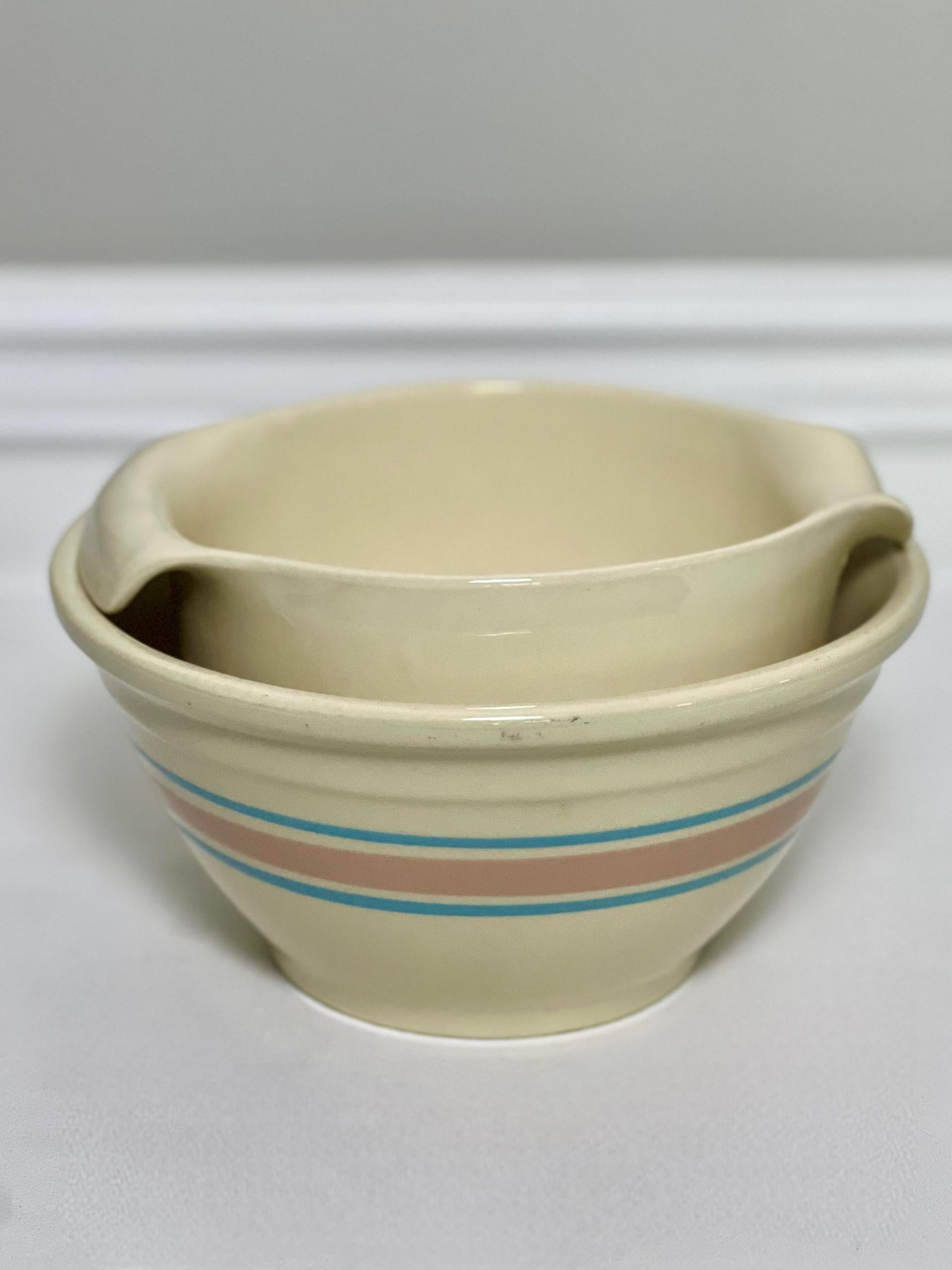 Bols mixtes roses et bleus vintage de McCoy Pottery, lot de 2 en vente 8
