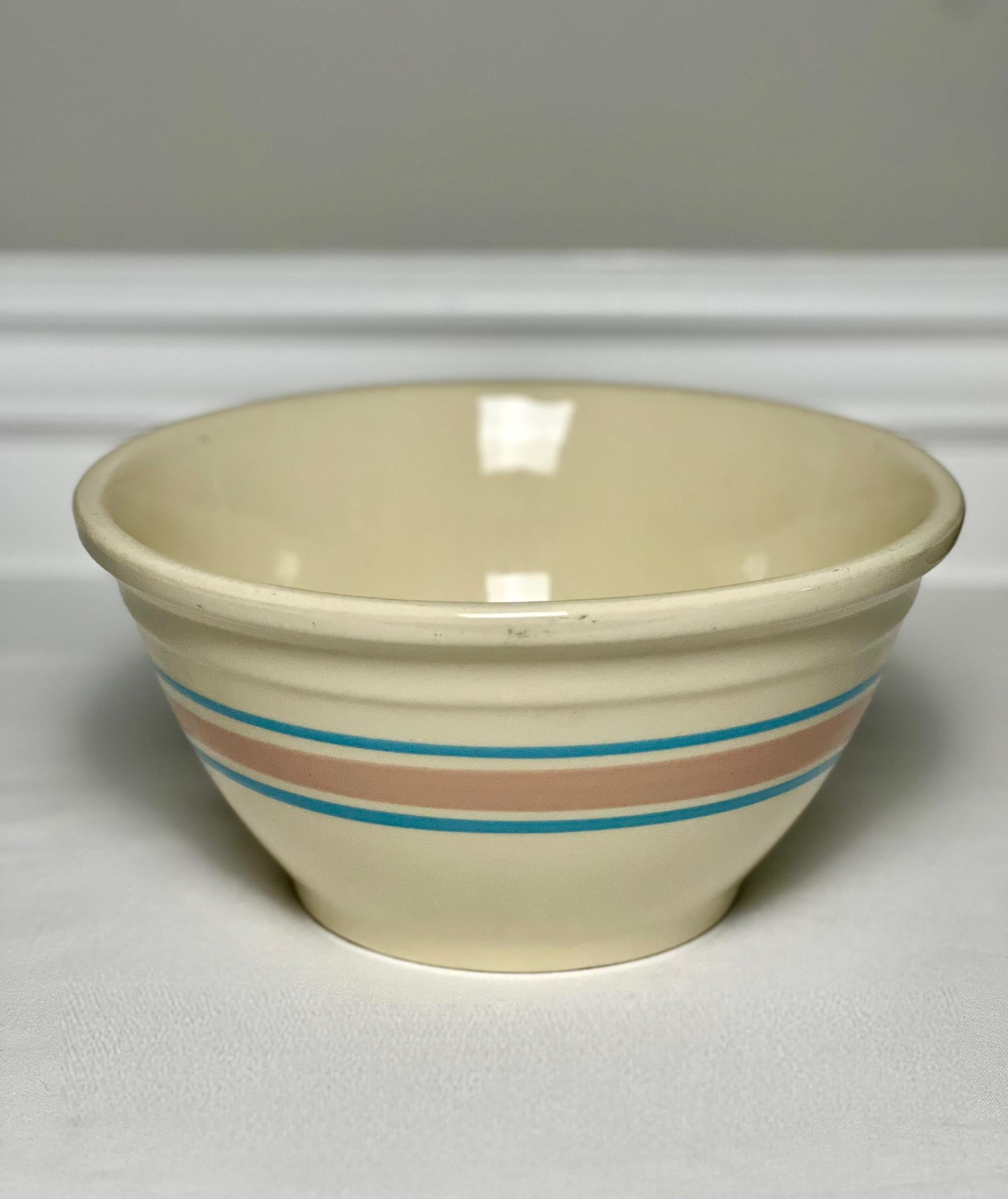 Nord-américain Bols mixtes roses et bleus vintage de McCoy Pottery, lot de 2 en vente
