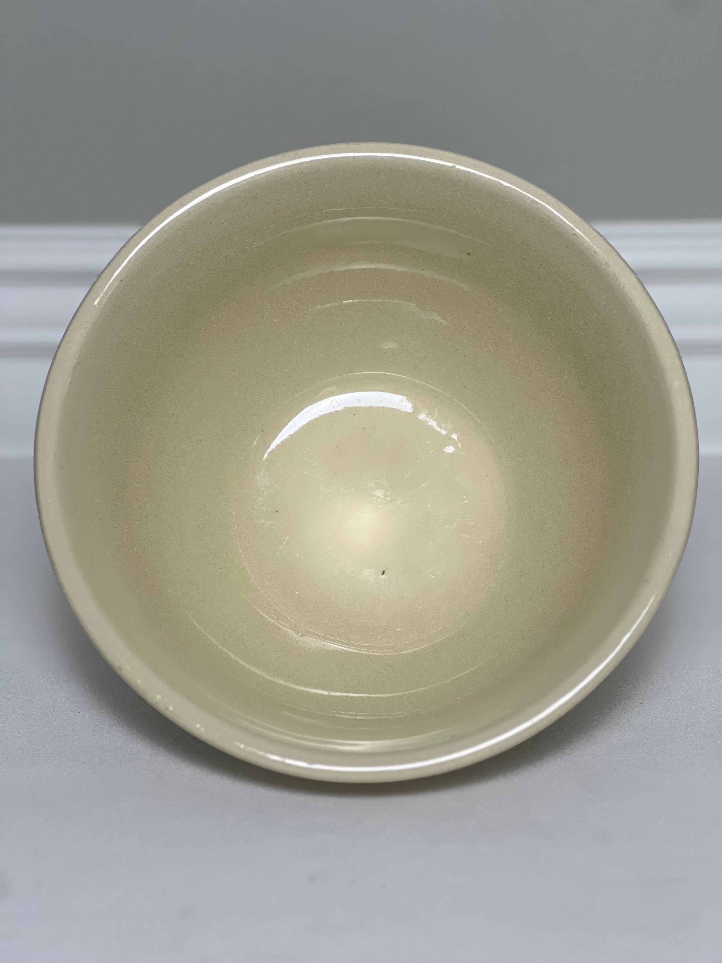 Bols mixtes roses et bleus vintage de McCoy Pottery, lot de 2 Bon état - En vente à Doylestown, PA