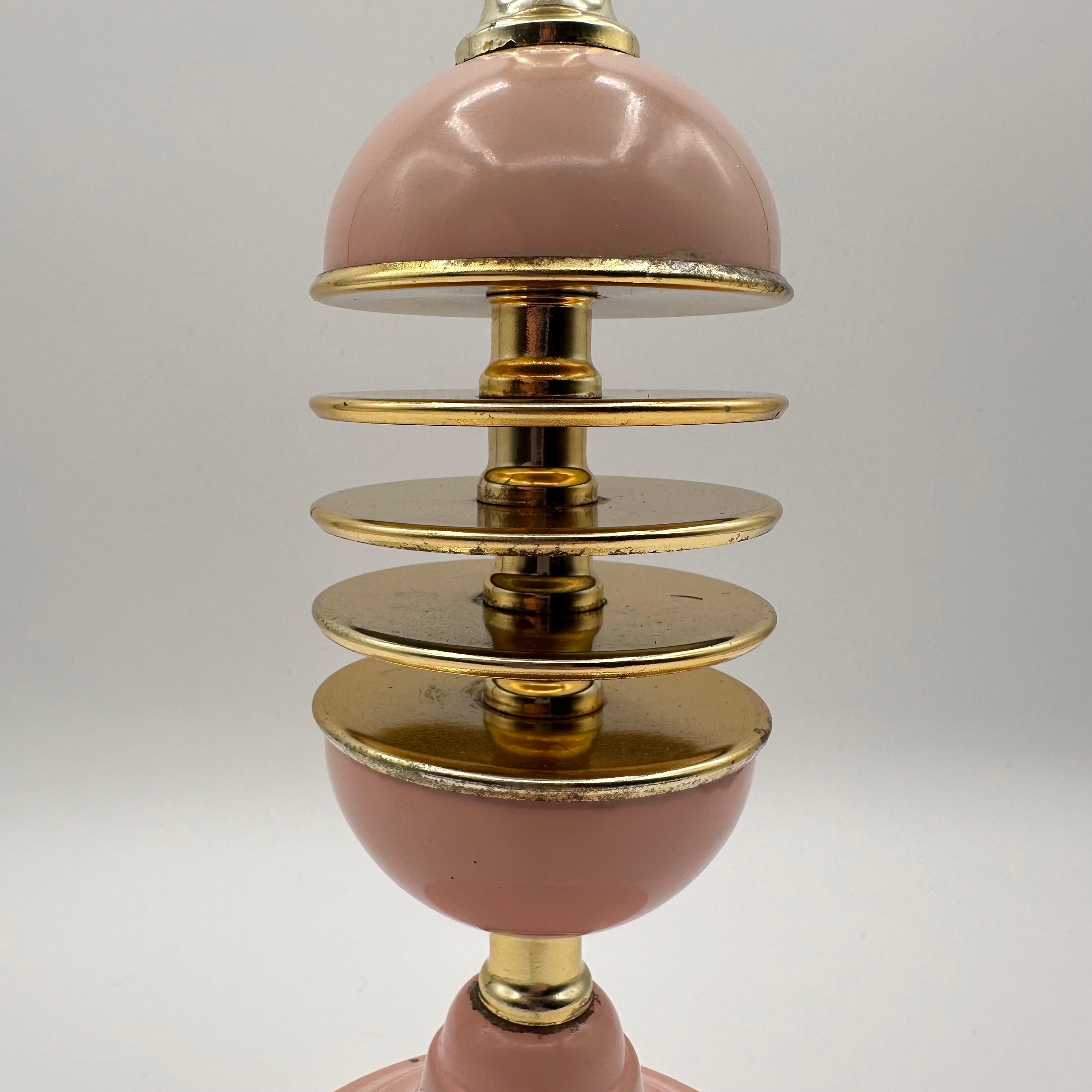 Lámpara de mesa vintage rosa y latón con cuerpo de disco flotante redondo Latón en venta