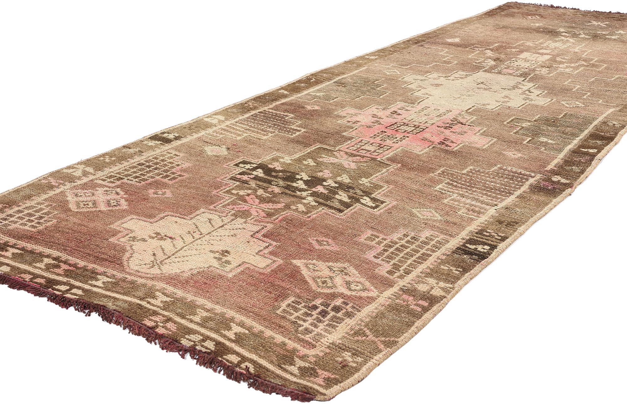 77696 Tapis turc Kars Vintage rose et marron Runner, 03'07 x 10'02. Les chemins de tapis Kars turcs, originaires de Turquie, sont des tapis étroits conçus pour les couloirs, les entrées ou les espaces restreints. Ils arborent des couleurs terreuses