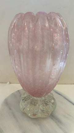 Jarrón de cristal vintage rosa y transparente de forma acanalada y regordeta de Barovier & Toso