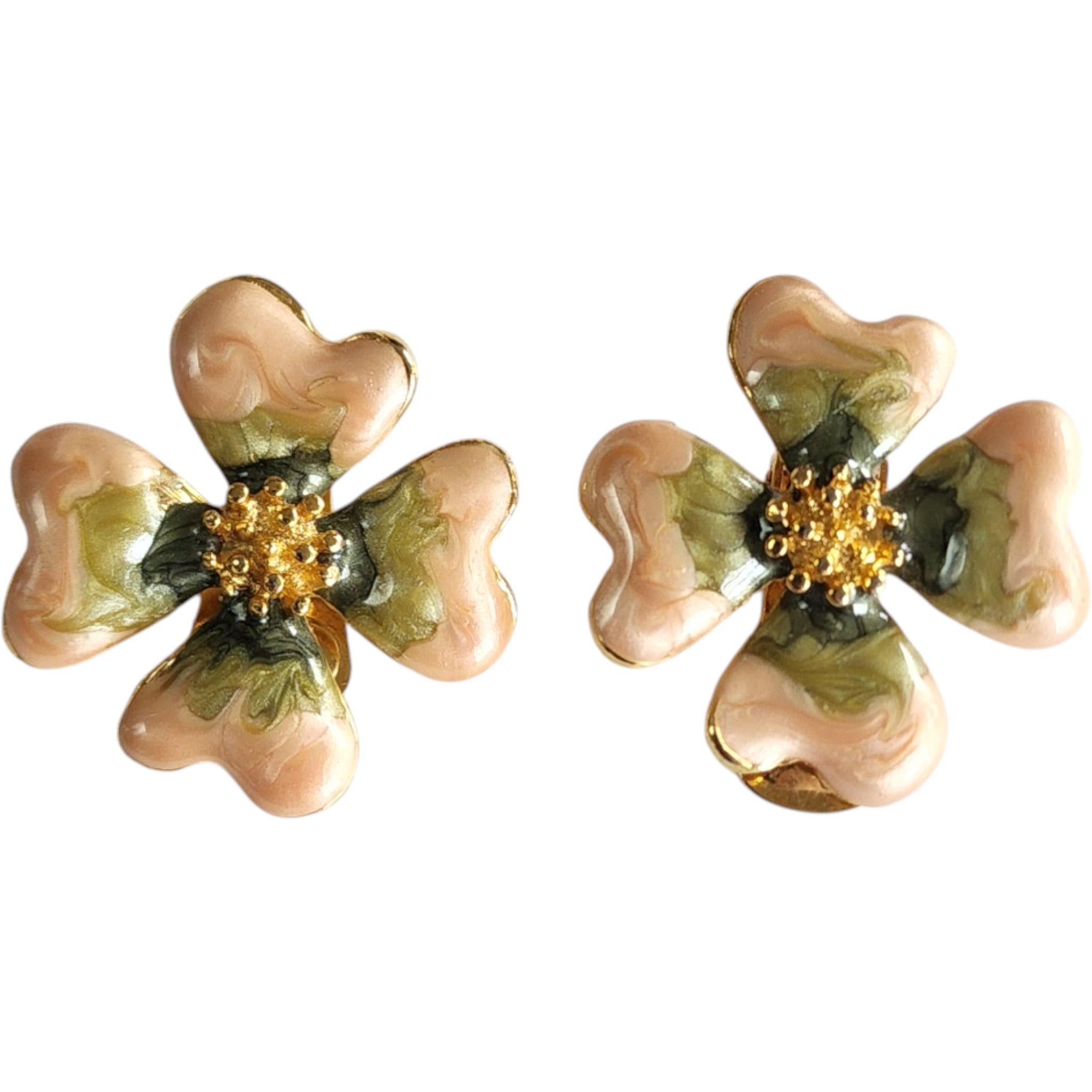 Vintage Rosa und Grün Emaille Dogwood Blume Clip-On Ohrringe im Angebot