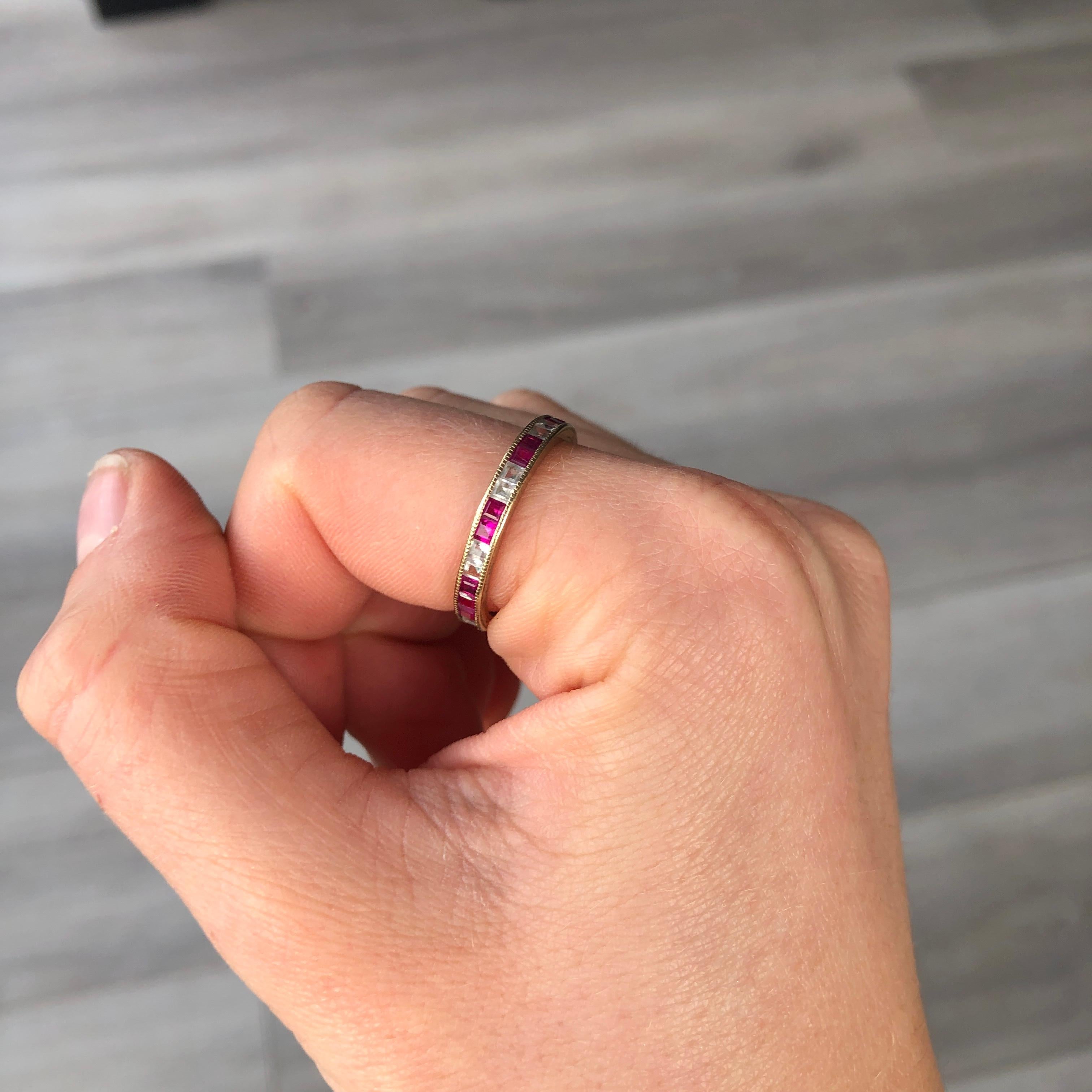 Memoryring mit rosa und weißem Saphir aus 9 Karat Gold (Carréeschliff) im Angebot