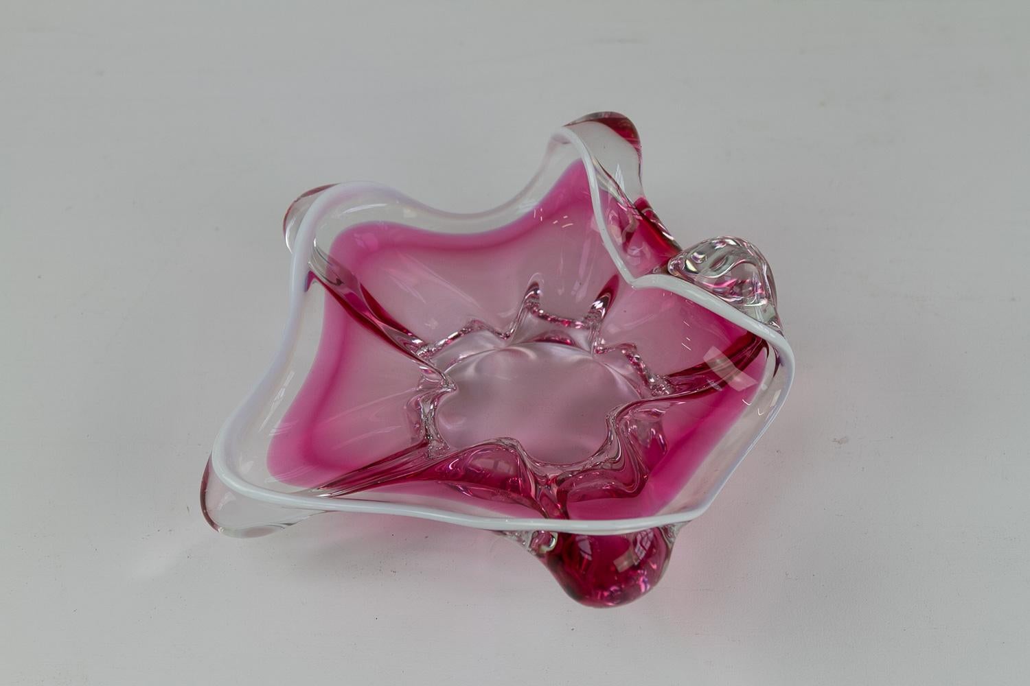 Vintage Pink Art Glass Bowl by Josef Hospodka, 1960s.
Bohemian art glass bowl attributed to Josef Hospodka, Czechoslovakia 1960s. Organic and 