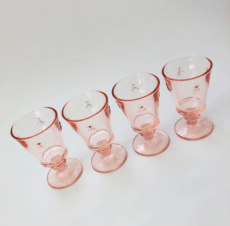 https://a.1stdibscdn.com/vintage-pink-bee-wine-glasses-by-la-rochere-france-set-of-4-for-sale-picture-2/f_59412/f_322637021673907840321/IMG_5828_master.jpeg?width=768