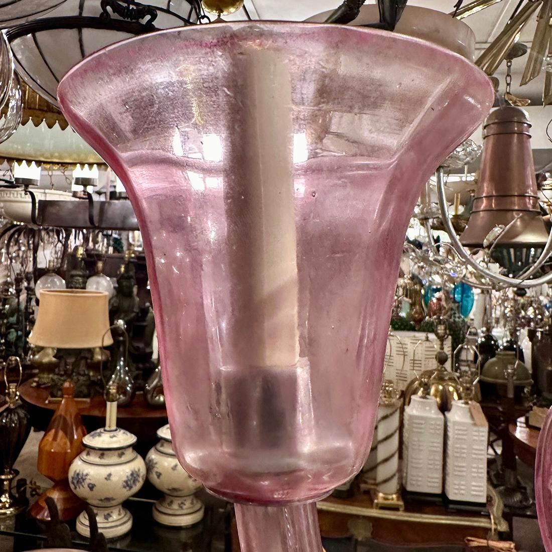 Lustre vintage en verre soufflé rose Bon état - En vente à New York, NY