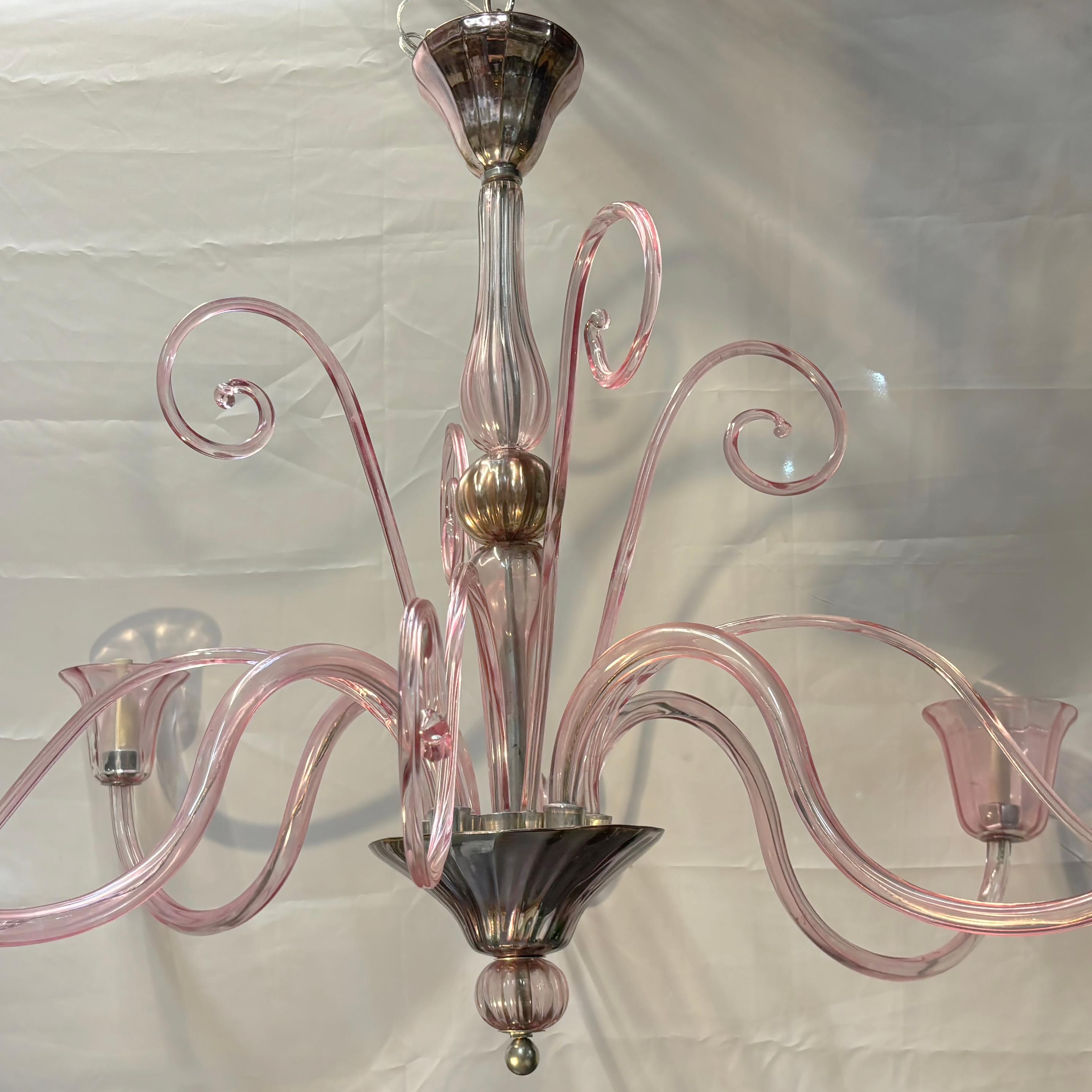 Milieu du XXe siècle Lustre vintage en verre soufflé rose en vente