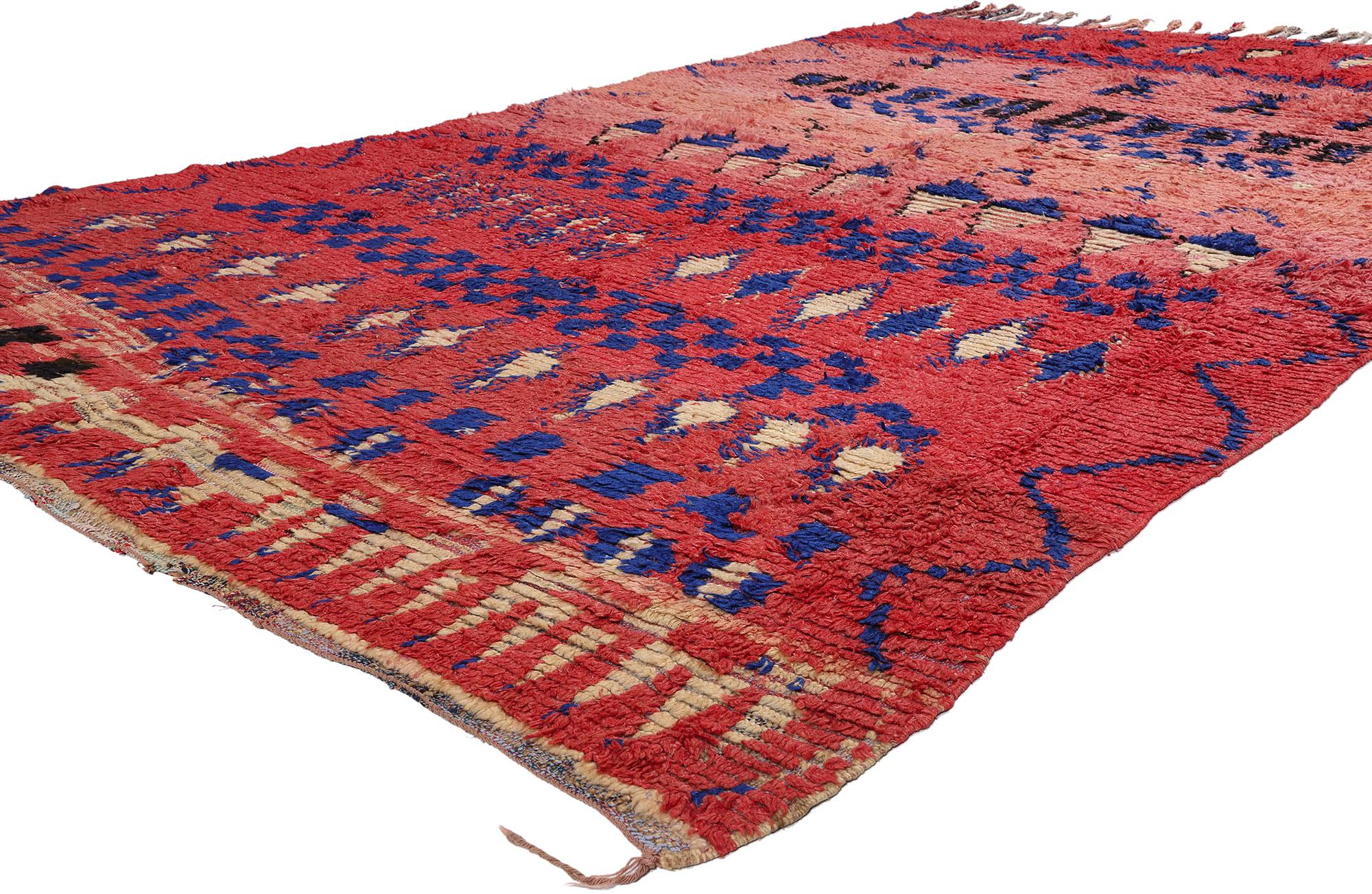 21801 Tapis marocain Boujad rouge vintage, 05'08 x 10'04. Les tapis Boujad, nés dans la région du Boujad au Maroc, transcendent leur fonction pratique pour devenir des trésors exquis tissés à la main qui résument l'héritage artistique vibrant des