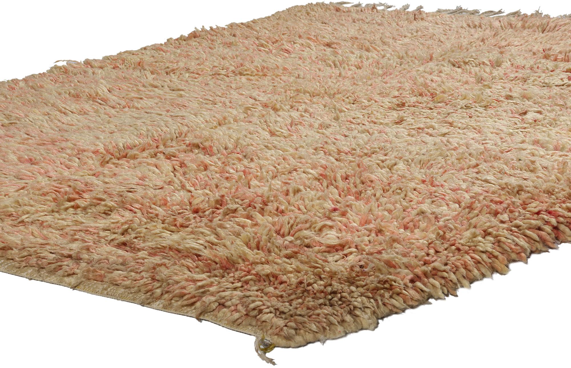 21806 Marokkanischer Teppich Vintage Pink Boujad, 05'02 x 06'07. Der Boujad-Teppich stammt aus der Region Boujad im Mittleren Atlasgebirge in Marokko und ist eine fesselnde Verkörperung exquisiter Handwerkskunst und eines reichen kulturellen Erbes.
