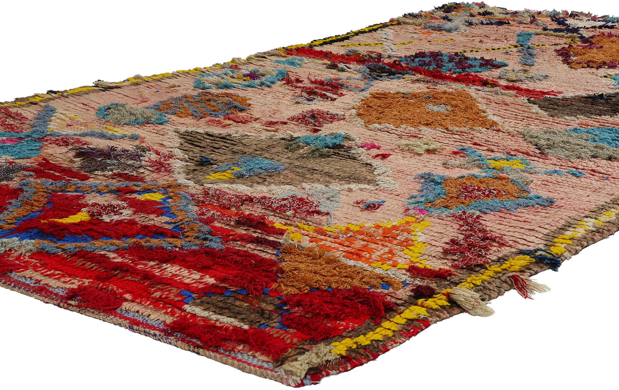 21802 Vintage Pink Boujad Marokkanischer Teppich, 04'05 x 07'10. Der Boujad-Teppich stammt aus der malerischen Region Boujad im Mittleren Atlasgebirge in Marokko und ist ein fesselndes Zeugnis für unvergleichliche Handwerkskunst und ein tiefes