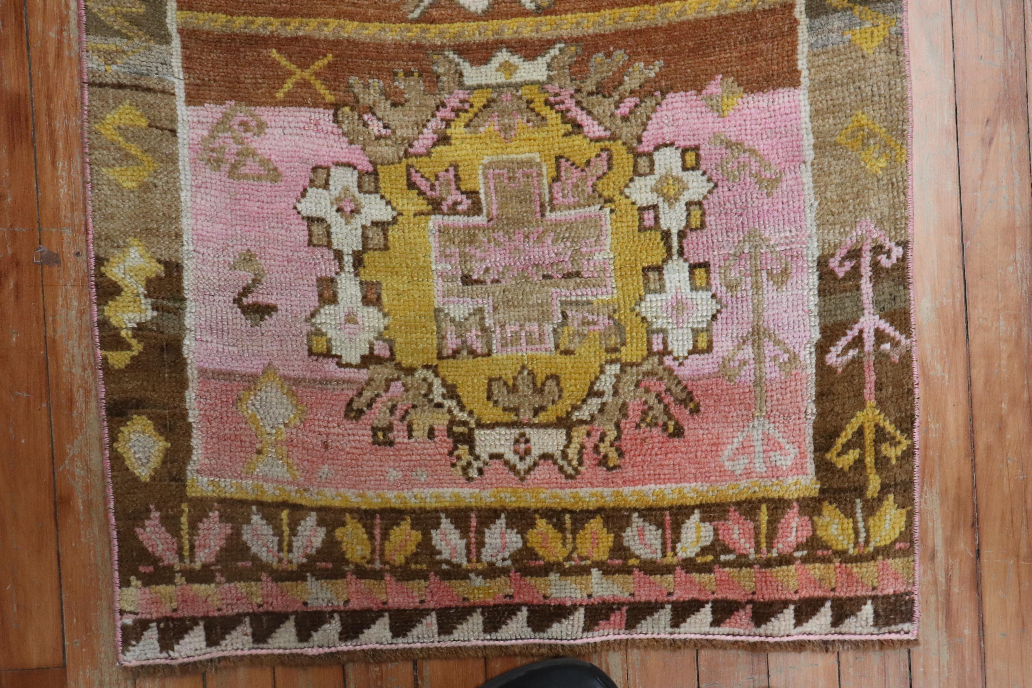 Eine alte türkische Teppichmatte aus der Mitte des 20. Jahrhunderts aus Anatolien mit 2 senfgelben Medaillons auf einem braunen und rosa Feld.

Maße: 2'3' x 3'3