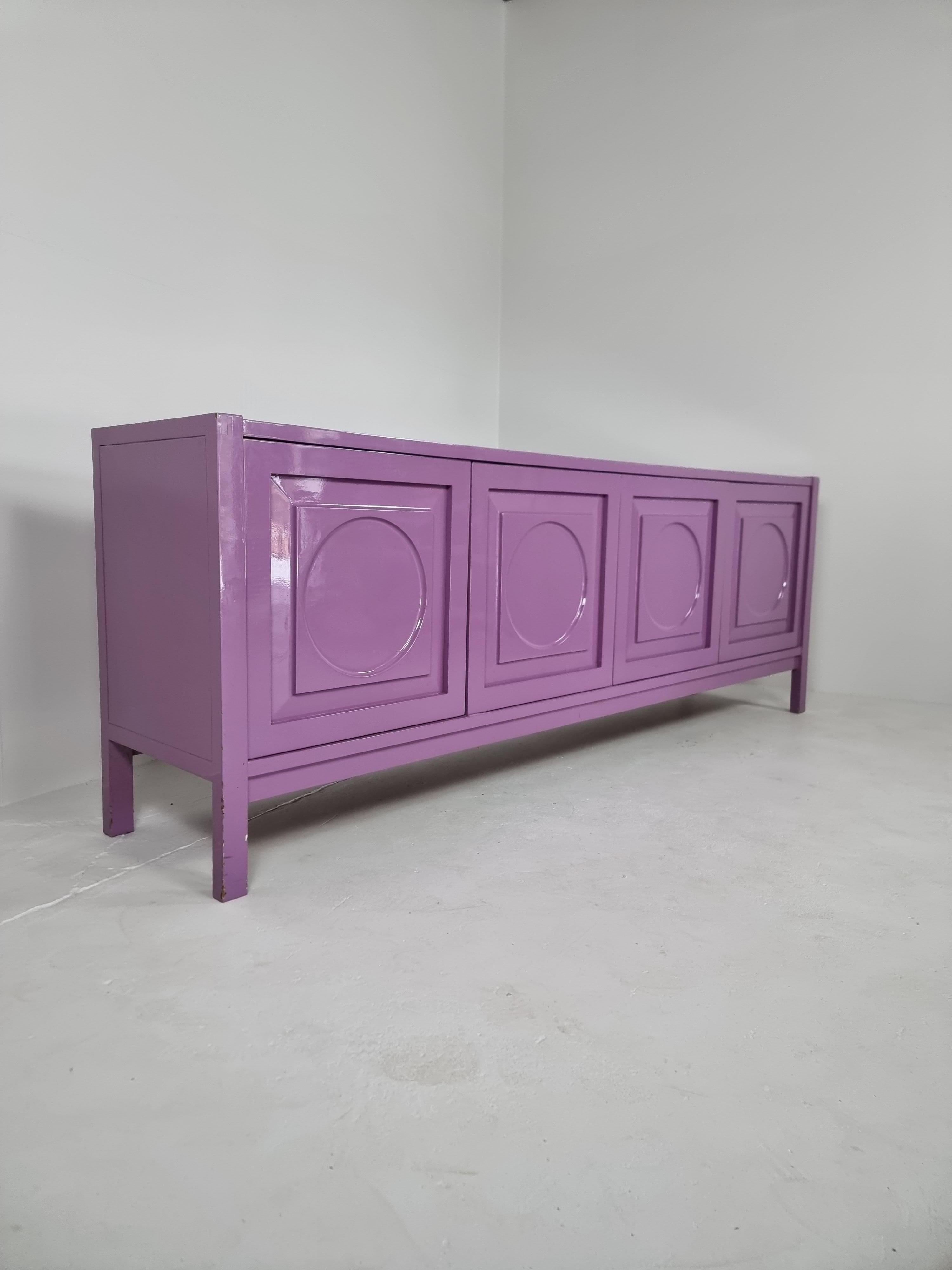 Buffet graphique conçu et produit dans les années 1970 par Defour, Belgique. La face avant est décorée d'un motif graphique en forme de cercle sculpté dans le bois.

Le buffet est équipé d'étagères et de 4 tiroirs pour offrir suffisamment de