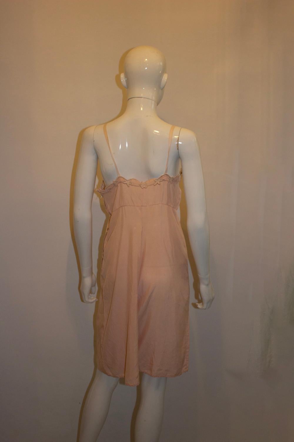 Une jolie paire de camisoles vintage en soie rose. 
Les nickers sont ornés d'une élégante broderie étoilée sur l'encolure et le dos. Ils présentent l'avantage d'avoir une ouverture latérale zippée, ce qui facilite grandement l'habillage et le