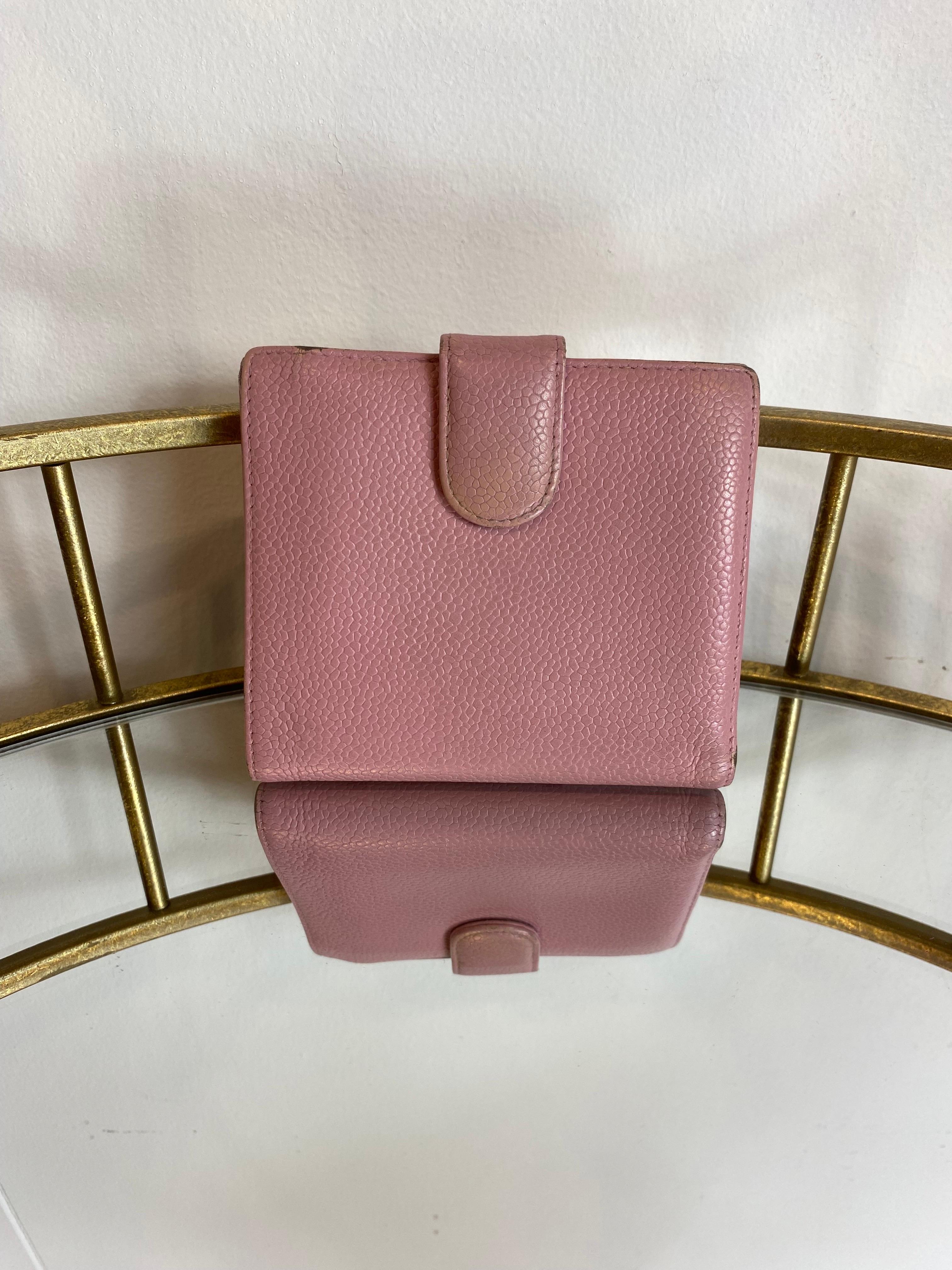 Vintage Chanel wallet, in pink leather. 
With two compartments. One coin purse and one for banknotes and cards. 
It has signs of use as in the photo. 

Height 10 cm 
Width 11.5 cm
Depth 2 cm