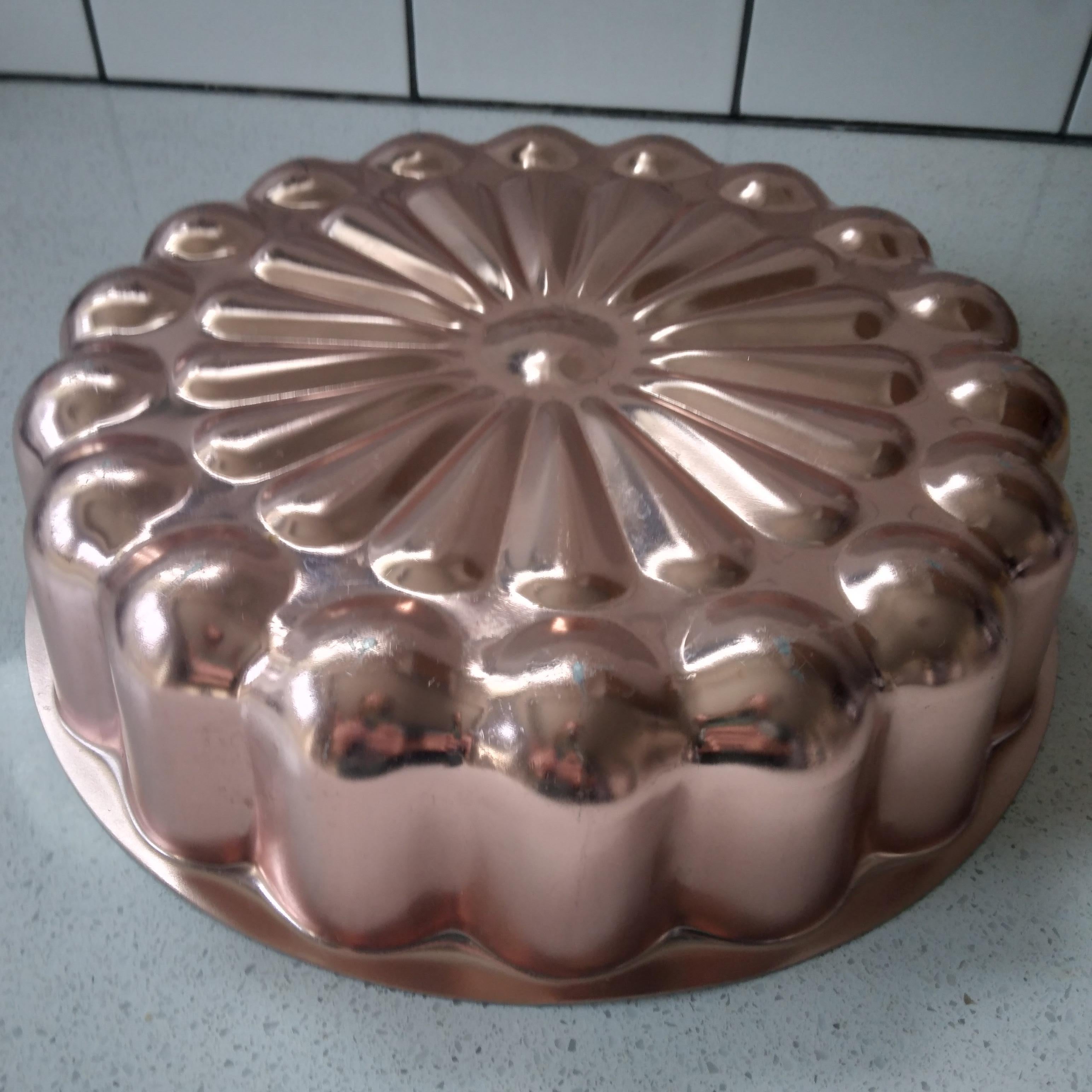 Vintage Pink Copper Aluminum Jello Mold in Daisy Motif In Good Condition For Sale In Munster, IN