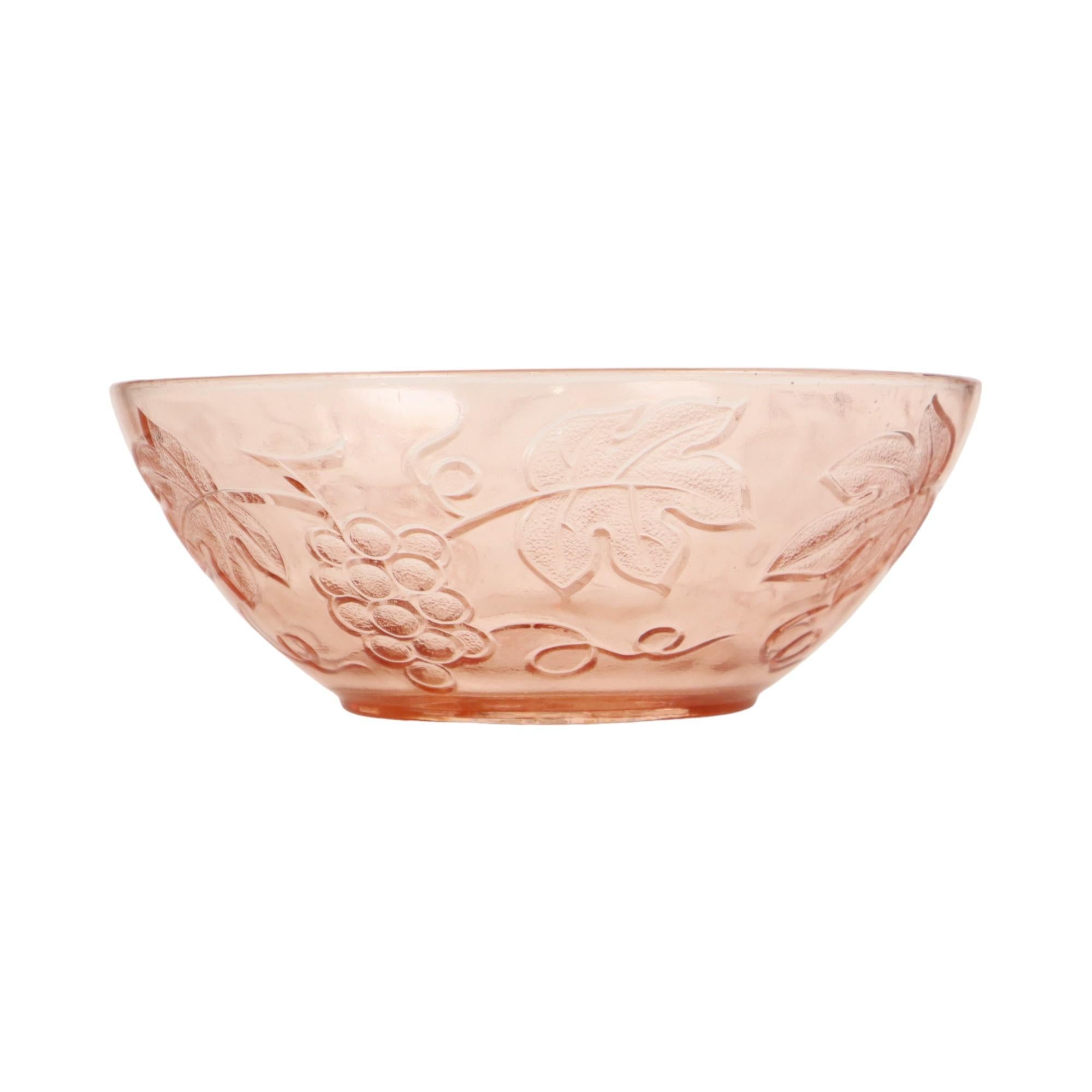 Vintage bol en cristal rose avec des raisins et un décor de feuilles de vigne en relief, marqué au fond Fabriqué en France, deuxième moitié du 20ème siècle.

En parfait état d'usage, quelques légères rayures superficielles, mais pas de fissures, de