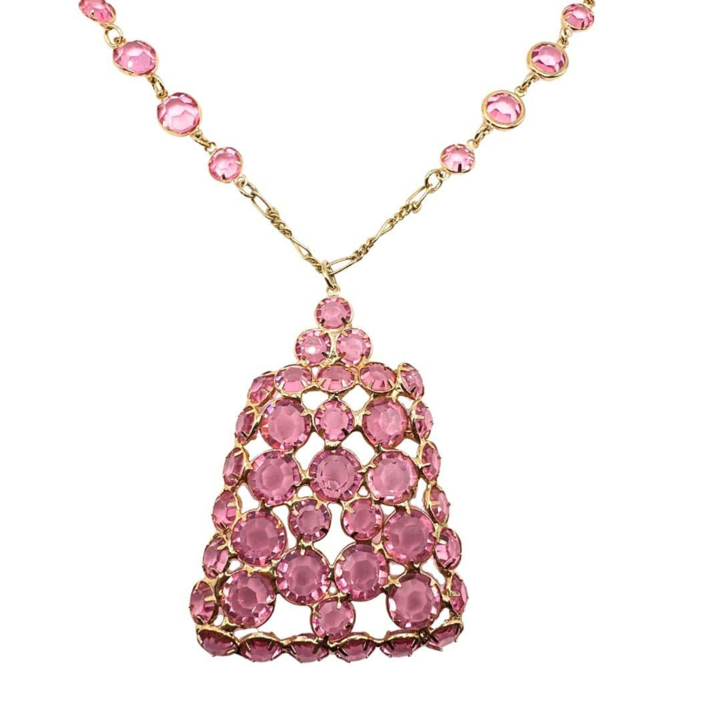 Une déclaration d'Elegance Vintage
Audacieux mais raffiné, ce collier vintage en verre taillé rose est un mélange saisissant de design géométrique et de charme ancien. La forme trapézoïdale unique de la suspension, qui se rétrécit vers le haut avant