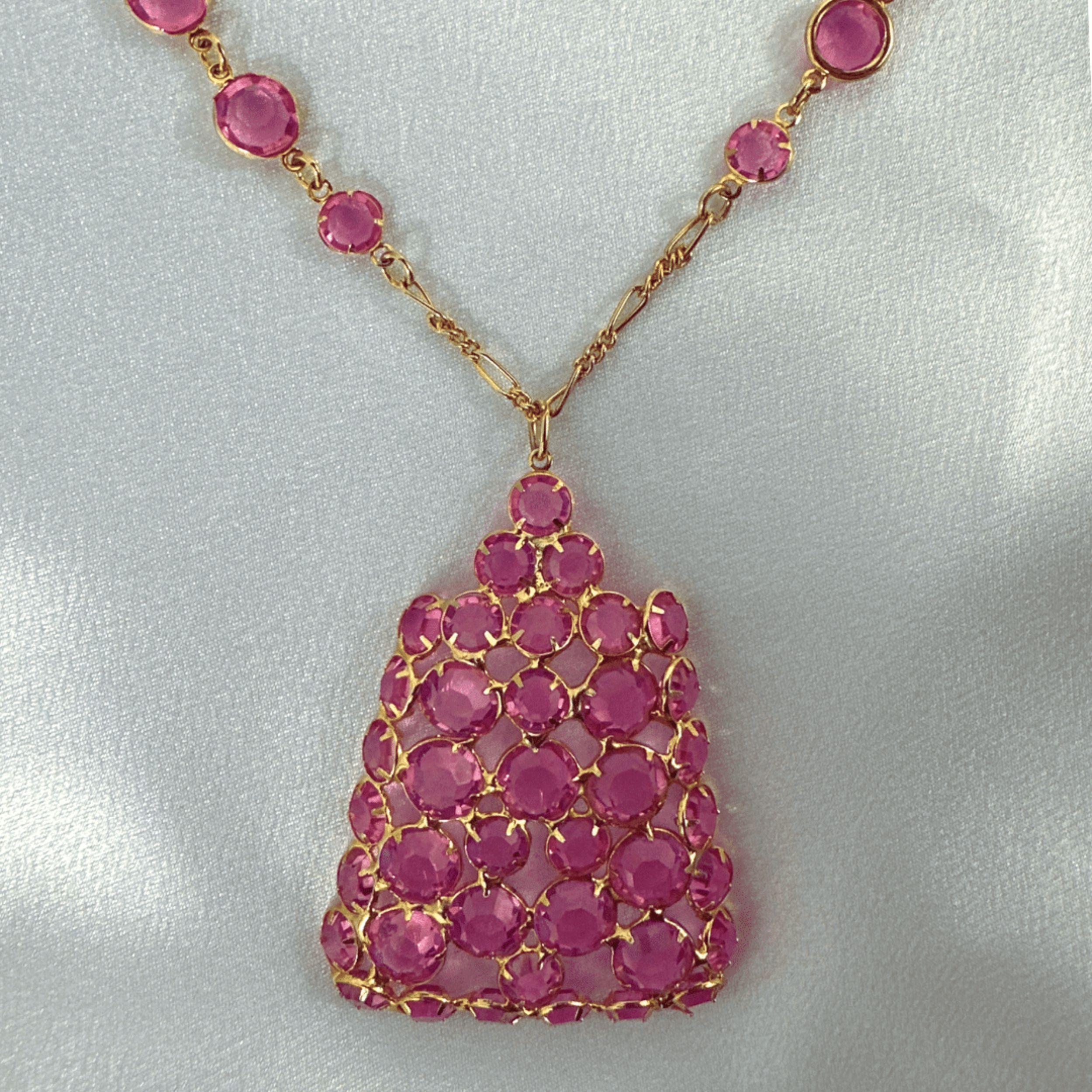 Collier vintage en verre taillé rose avec chaîne en or et pendentif géométrique Excellent état - En vente à Jacksonville, FL