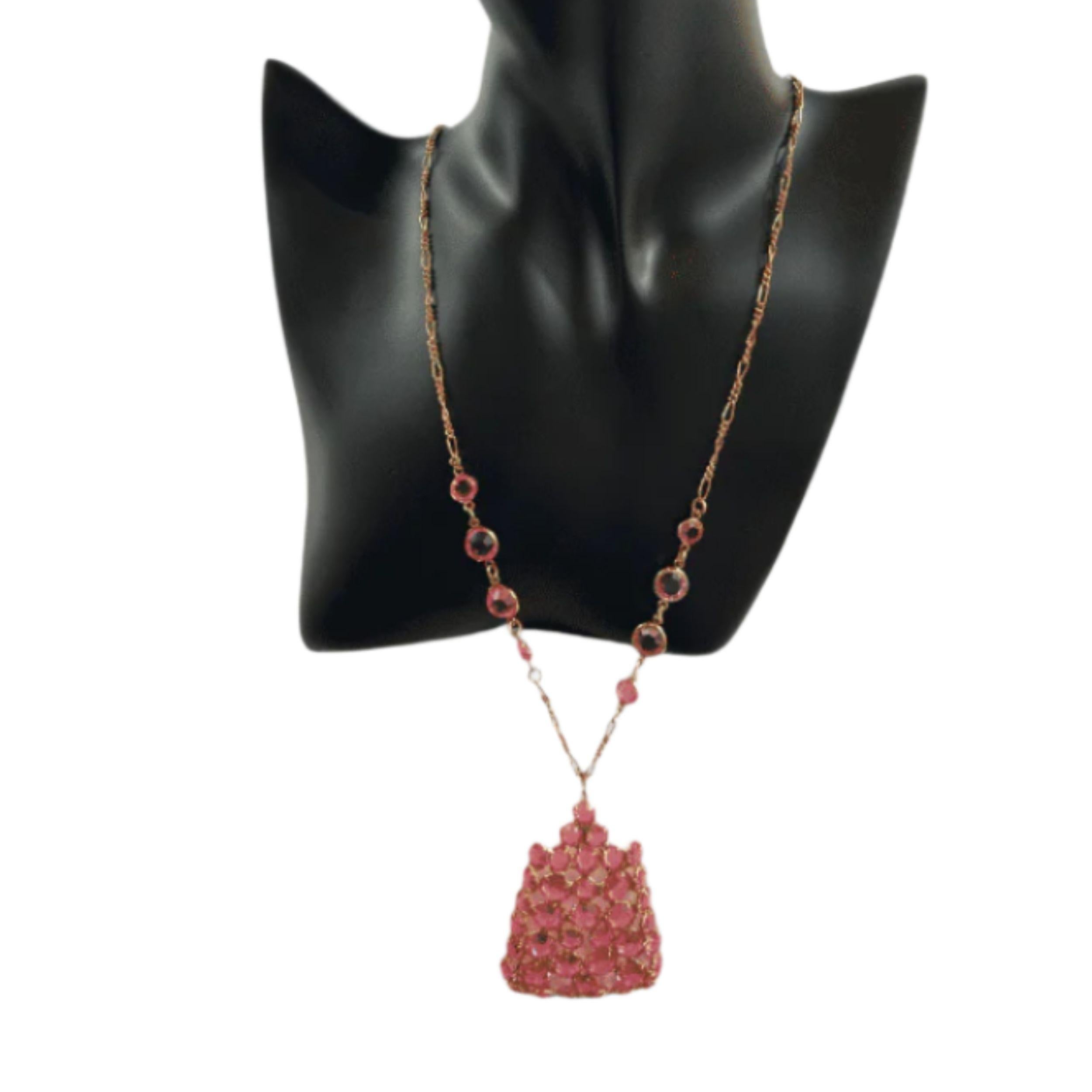 Collier vintage en verre taillé rose avec chaîne en or et pendentif géométrique en vente 1