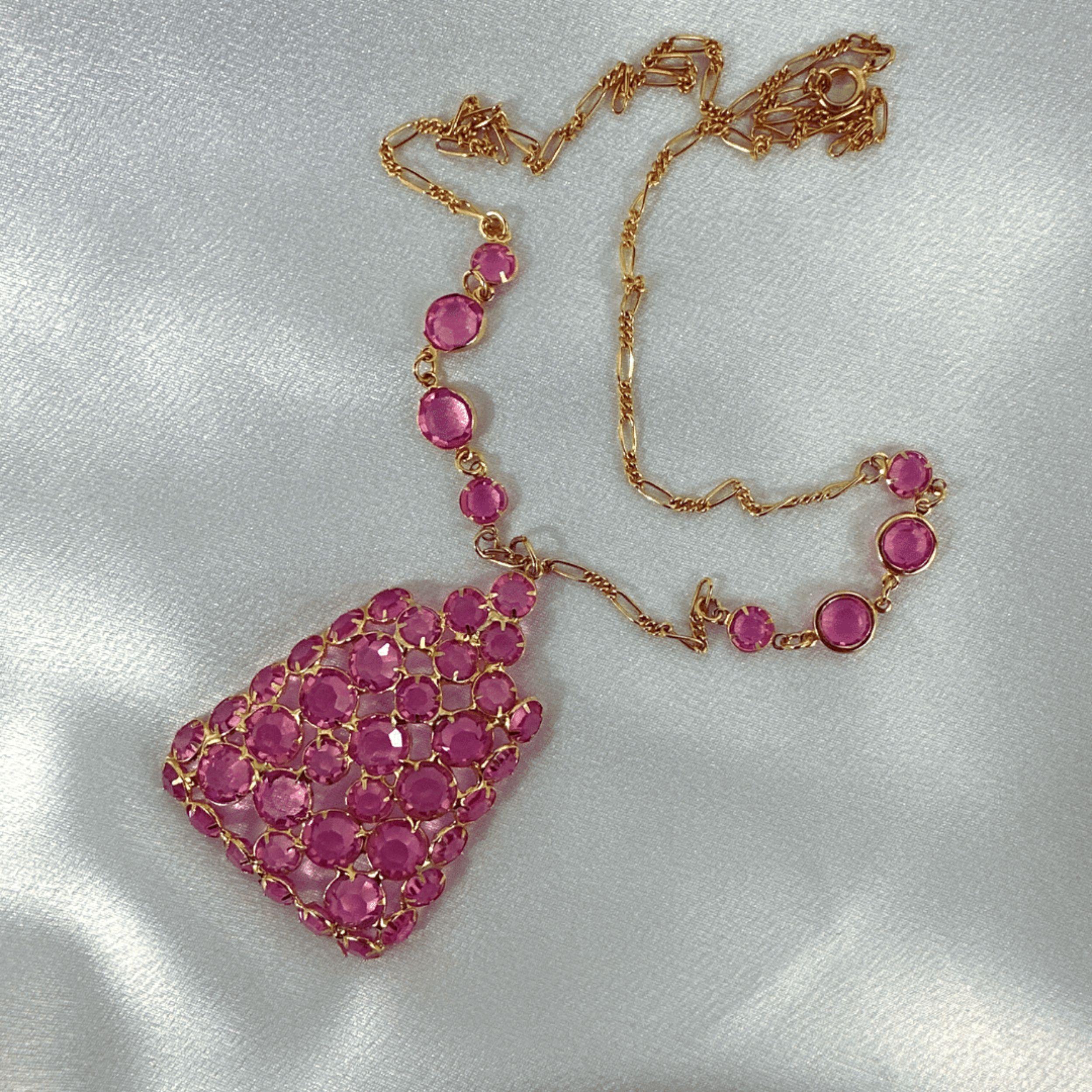 Collier vintage en verre taillé rose avec chaîne en or et pendentif géométrique en vente 2