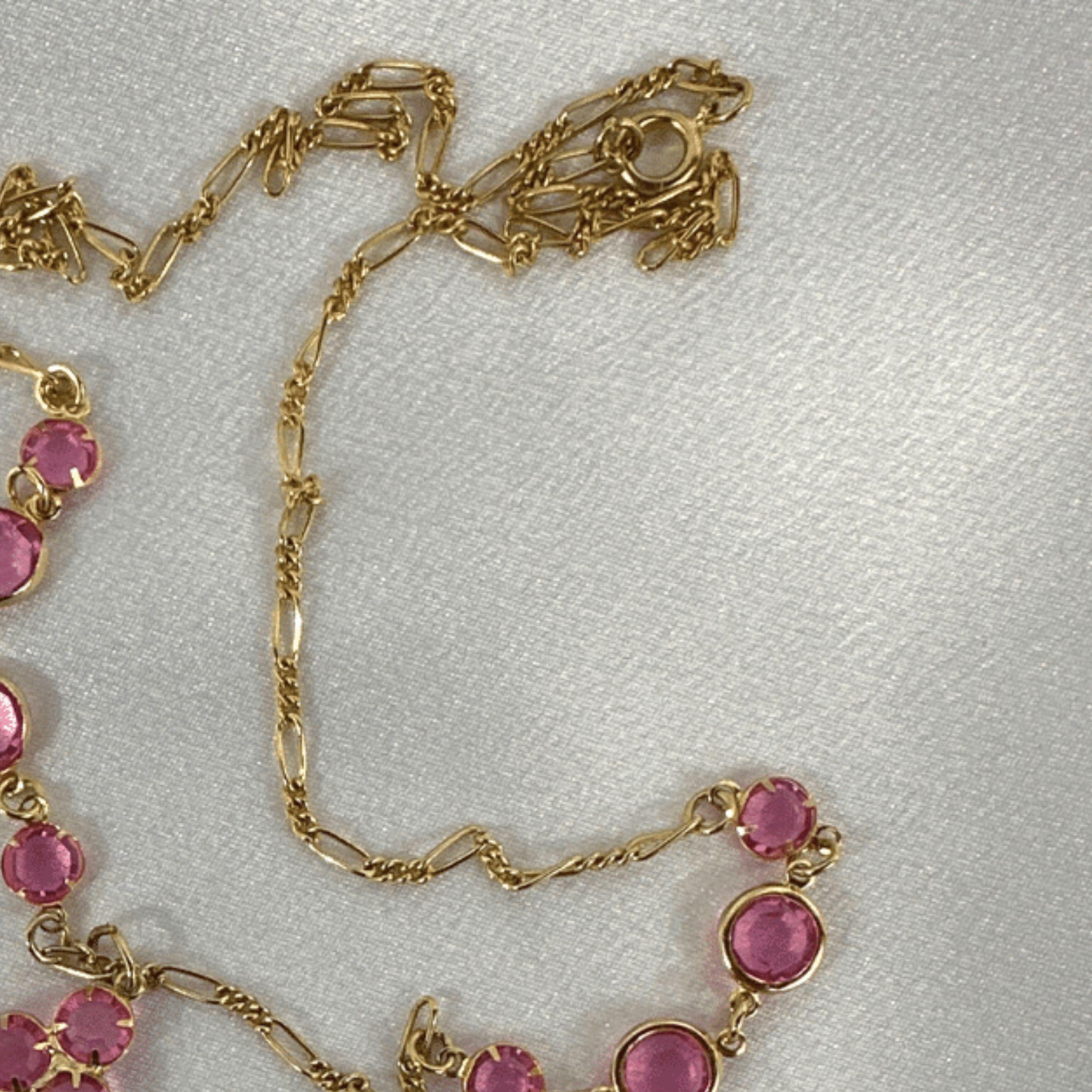 Collier vintage en verre taillé rose avec chaîne en or et pendentif géométrique en vente 3