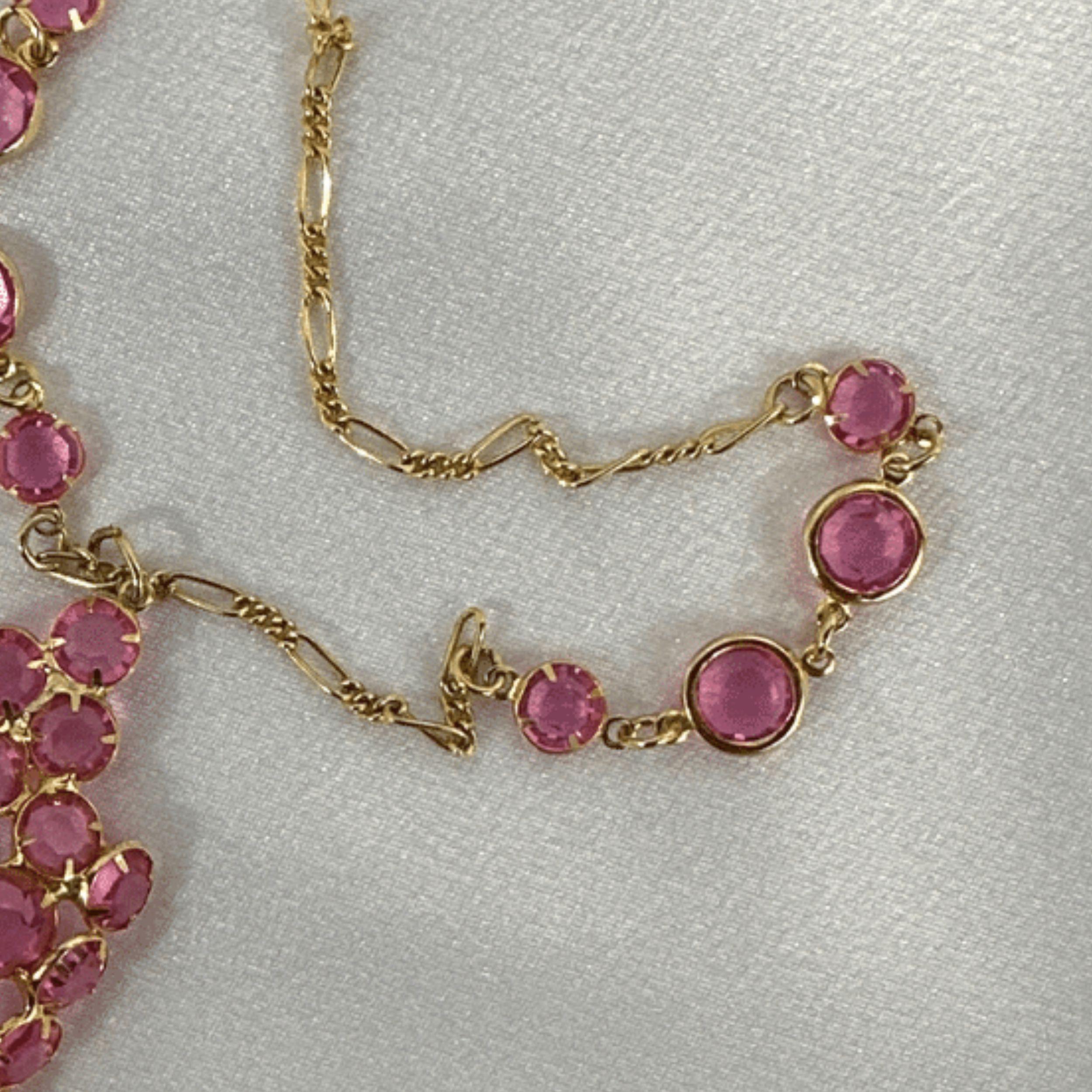Collier vintage en verre taillé rose avec chaîne en or et pendentif géométrique en vente 4