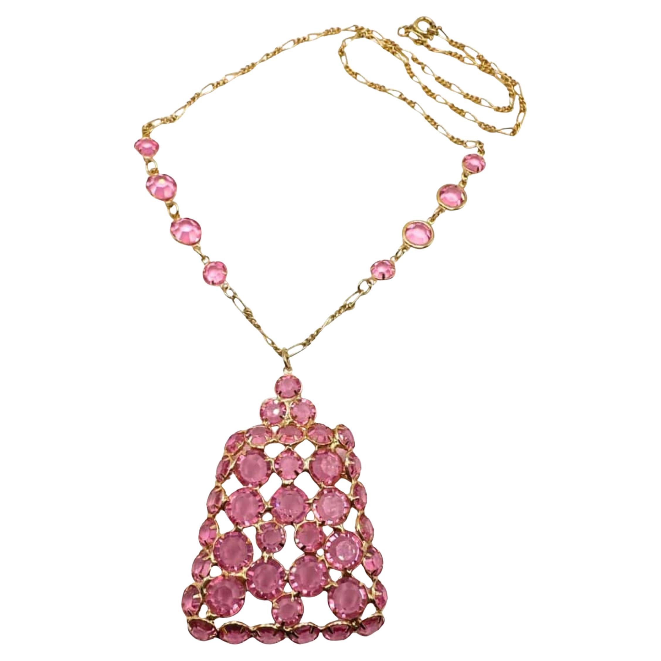 Collar vintage de cristal tallado rosa con cadena de oro y colgante geométrico