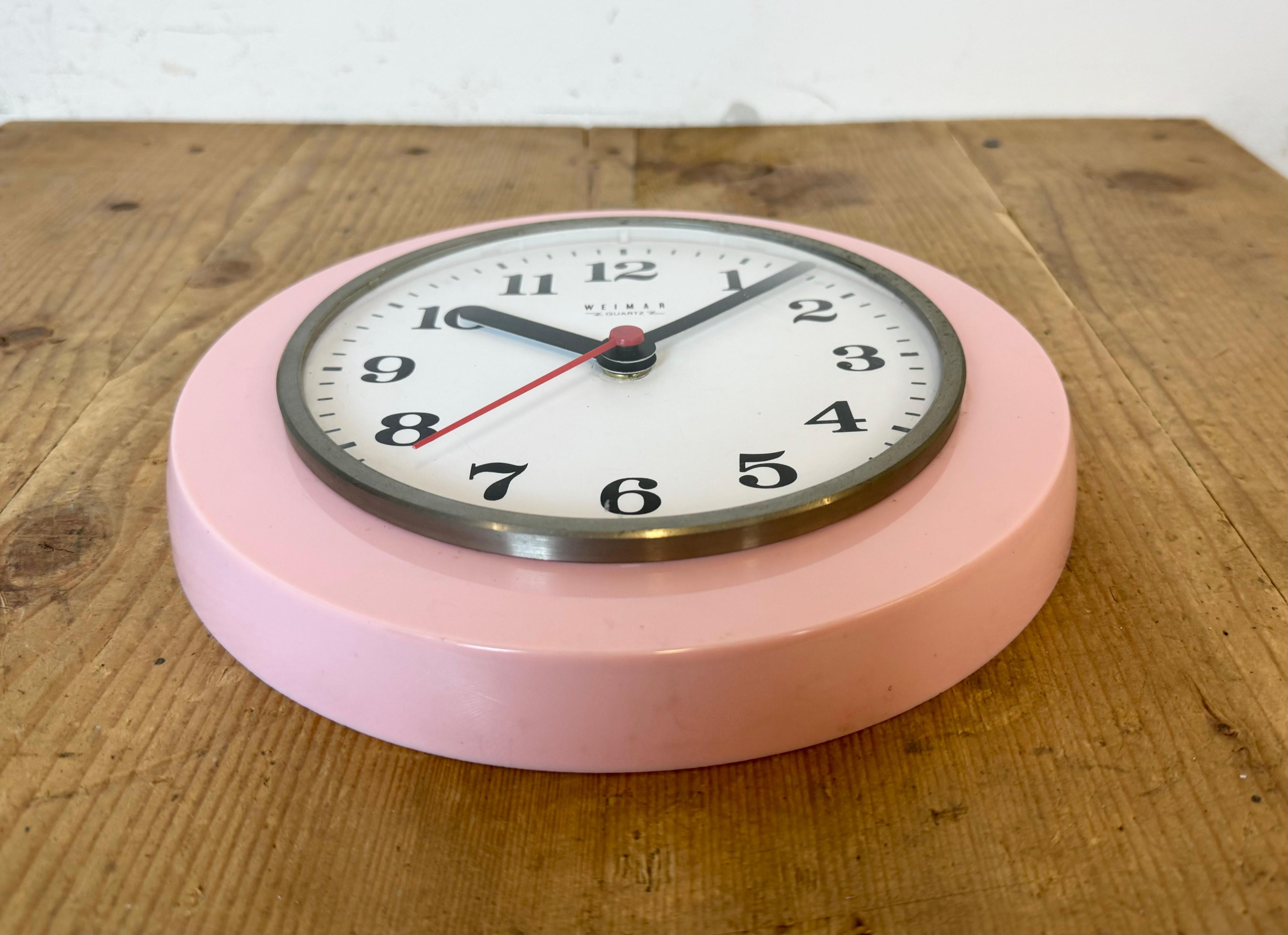Vintage Rosa Ostdeutsche Bakelit-Wanduhr aus Weimar, 1980er Jahre 1
