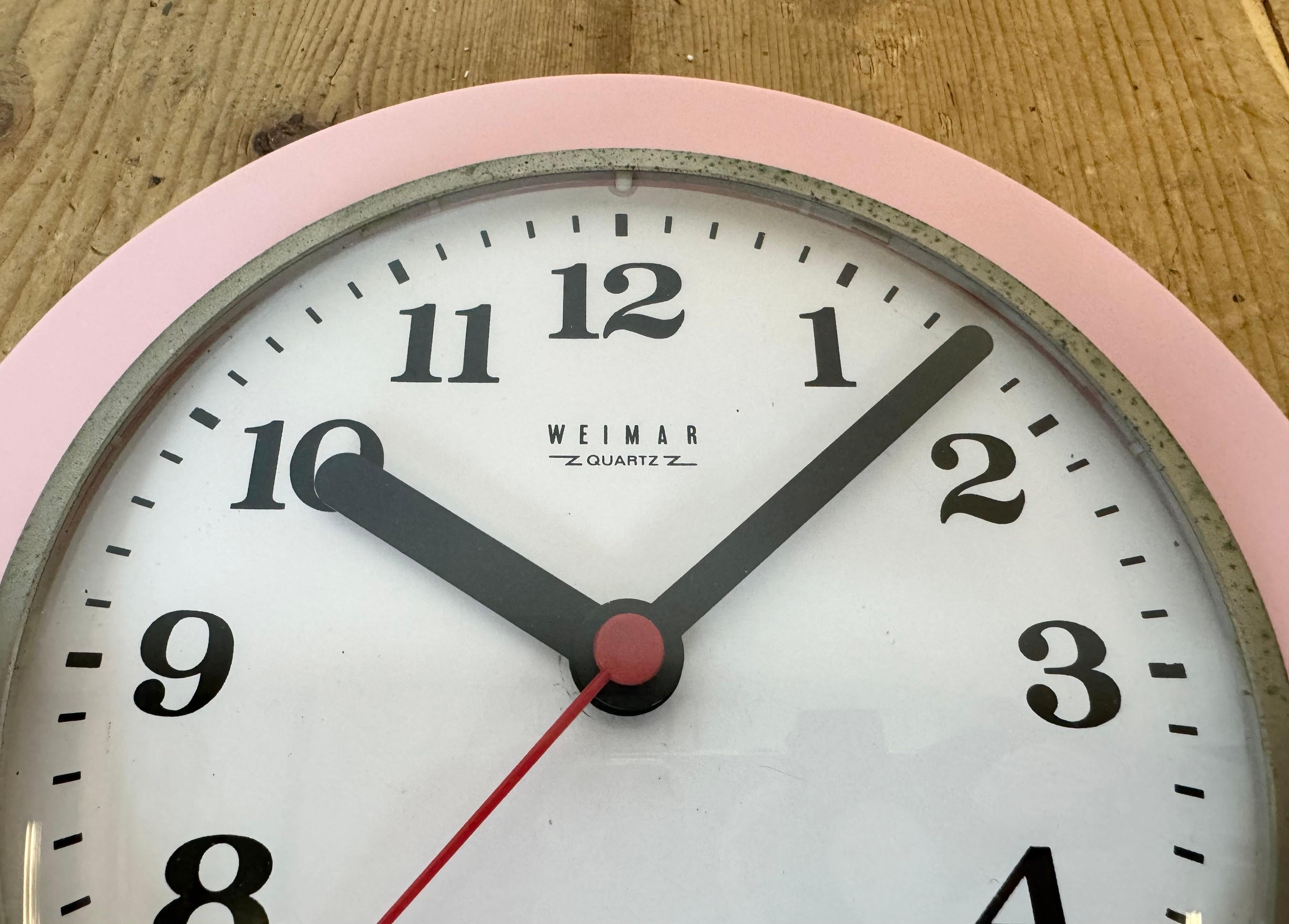 Vintage Rosa Ostdeutsche Bakelit-Wanduhr aus Weimar, 1980er Jahre 2