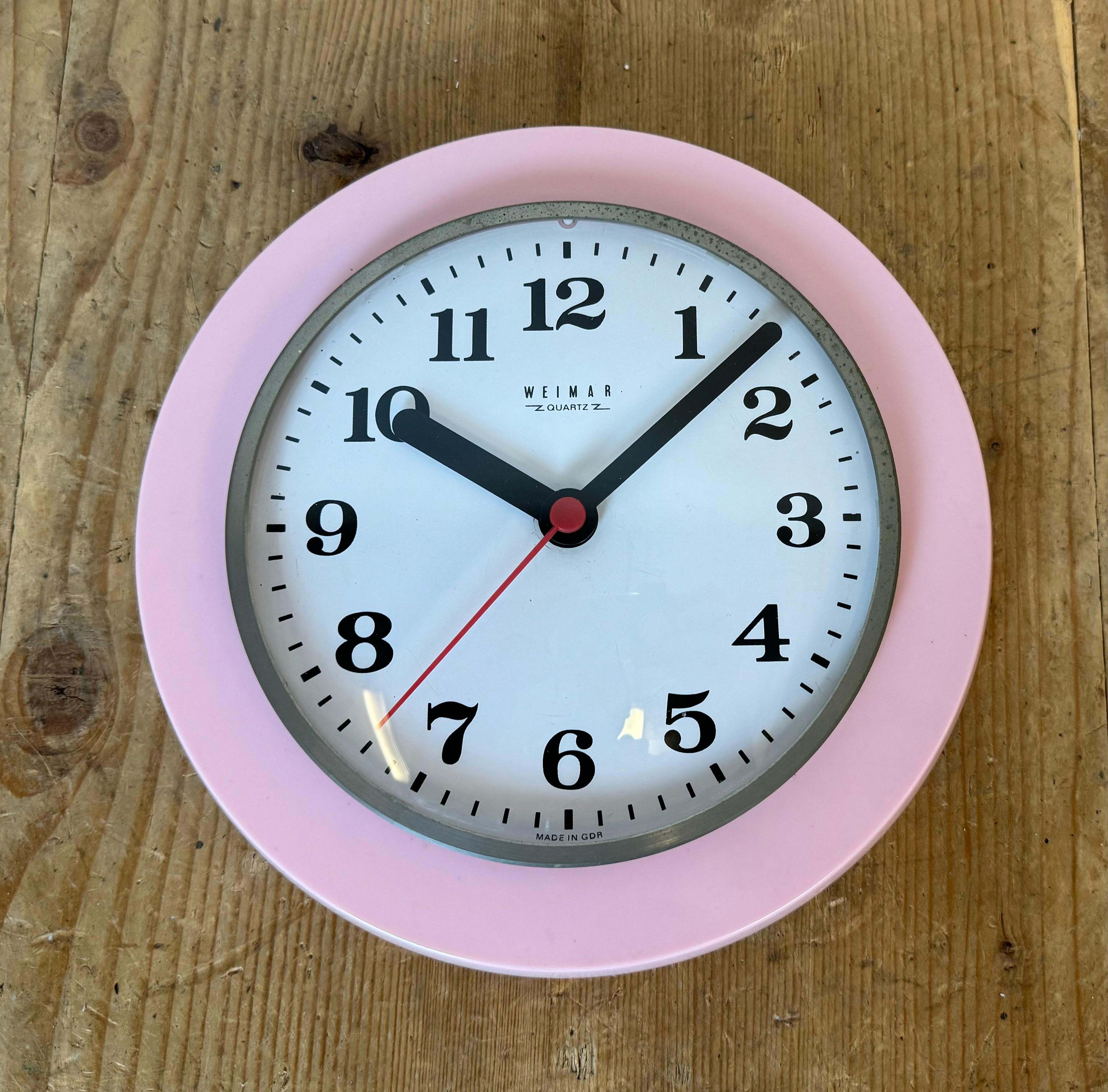 Vintage Rosa Ostdeutsche Bakelit-Wanduhr aus Weimar, 1980er Jahre 3