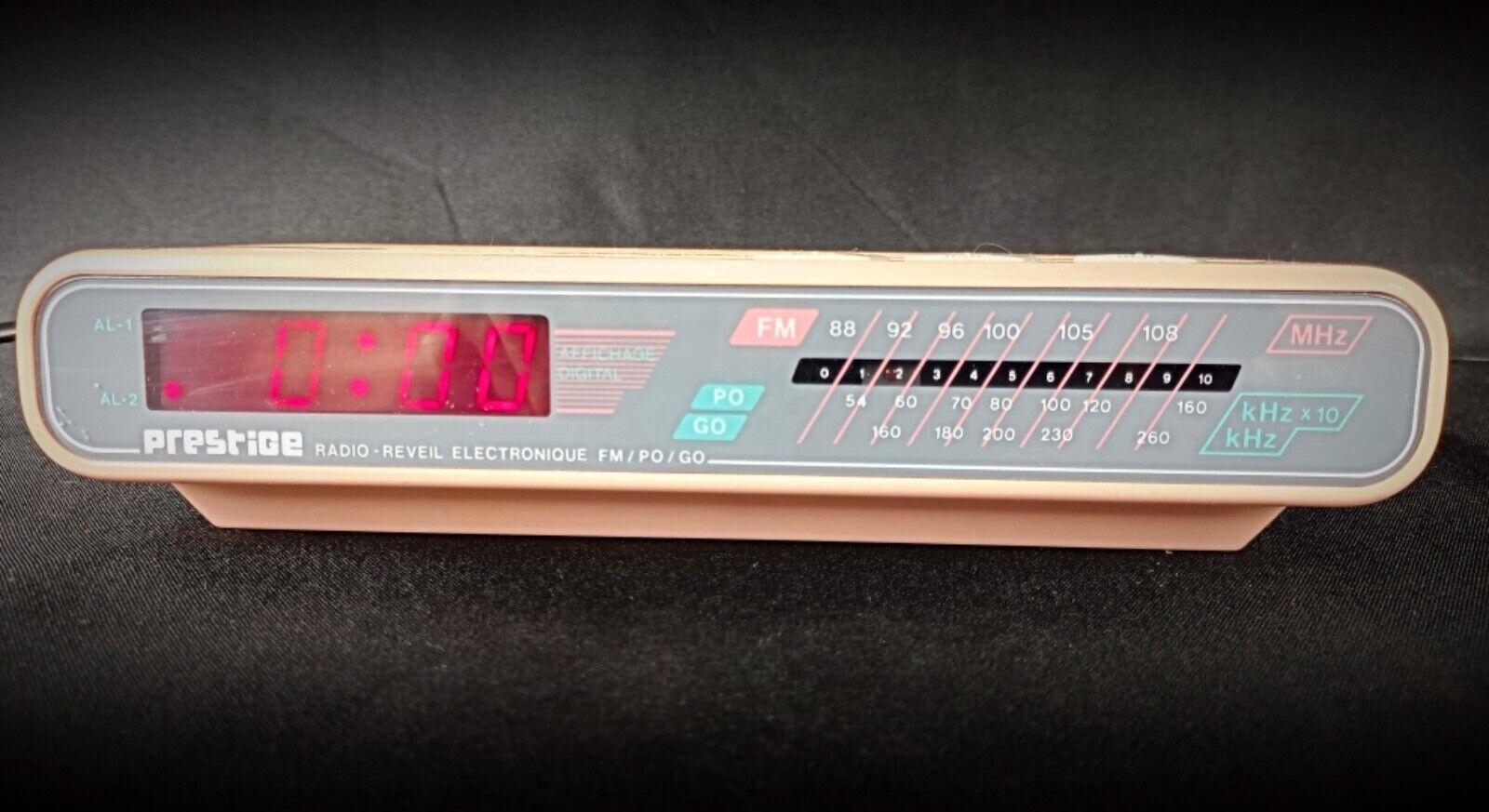 Vintage Pink Electronic Alarm Clock Radio - Prestige Model No. 736 FM/AM, 2Y117 In Good Condition In Bordeaux, FR