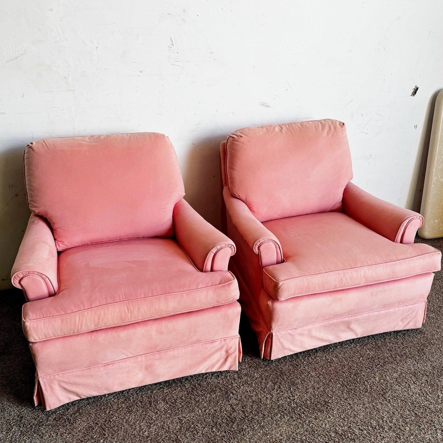 Entdecken Sie die Oversized Lounge Chairs von Vintage Pink, die mit ihrer plüschigen Polsterung und ihren großzügigen Proportionen Ihren Wohnbereich perfekt bereichern.
 
 Einige Flecken auf dem Stoff und ein Riss auf der Rückseite einer der