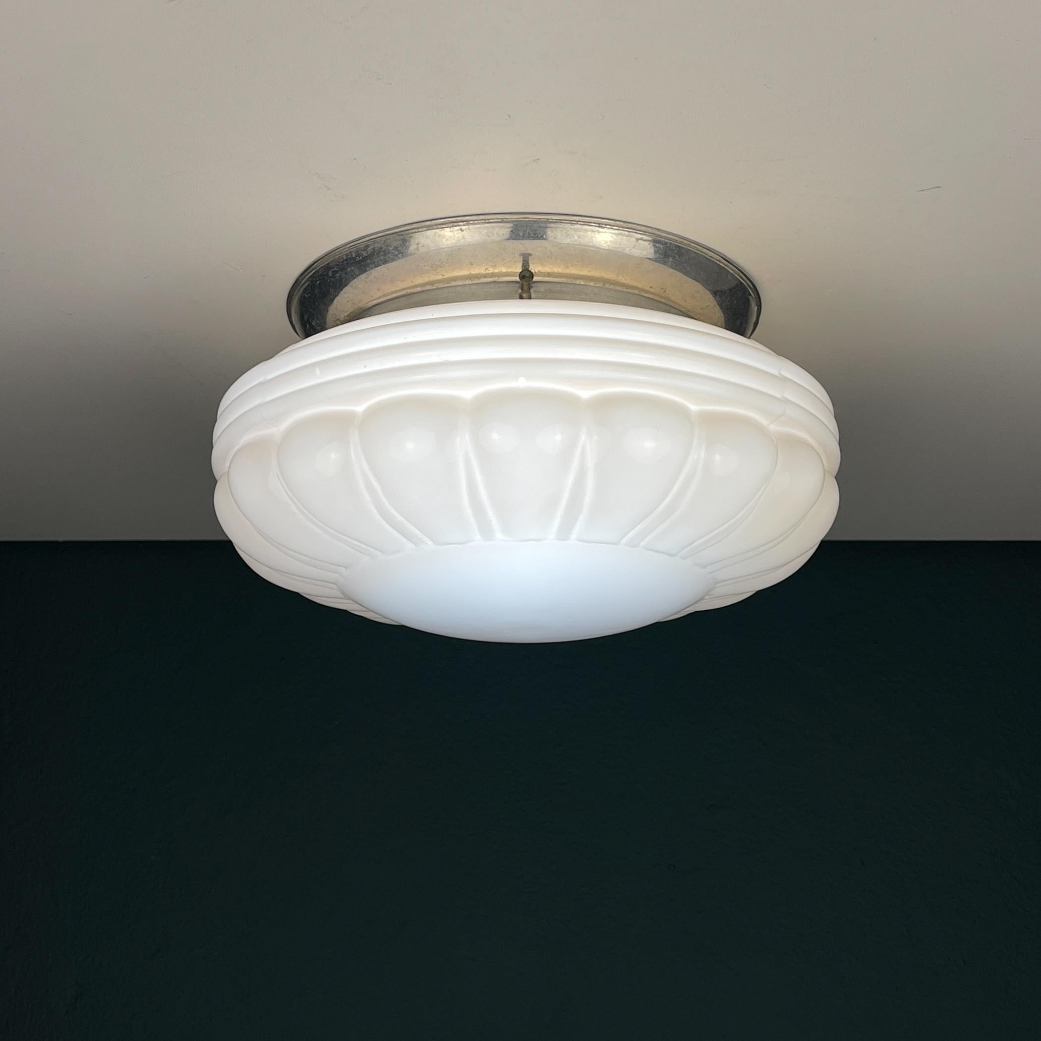 Lampada da soffitto in vetro rosa vintage realizzata in Italia negli anni '50.

La lampada è in buone condizioni vintage, senza danni.

Dimensioni:
Larghezza: 26 cm
Altezza: 14 cm

La lampada richiede una lampadina europea E27 ed è compatibile con