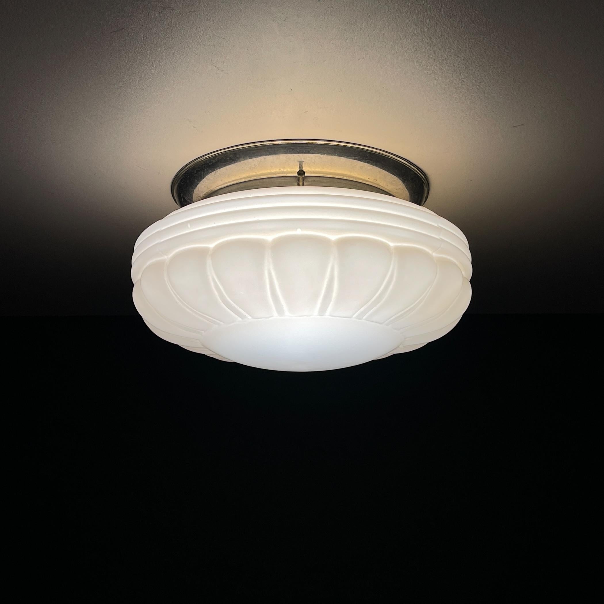 Art Déco Lampada da soffitto in vetro rosa d'epoca, Italia anni '50 in vendita
