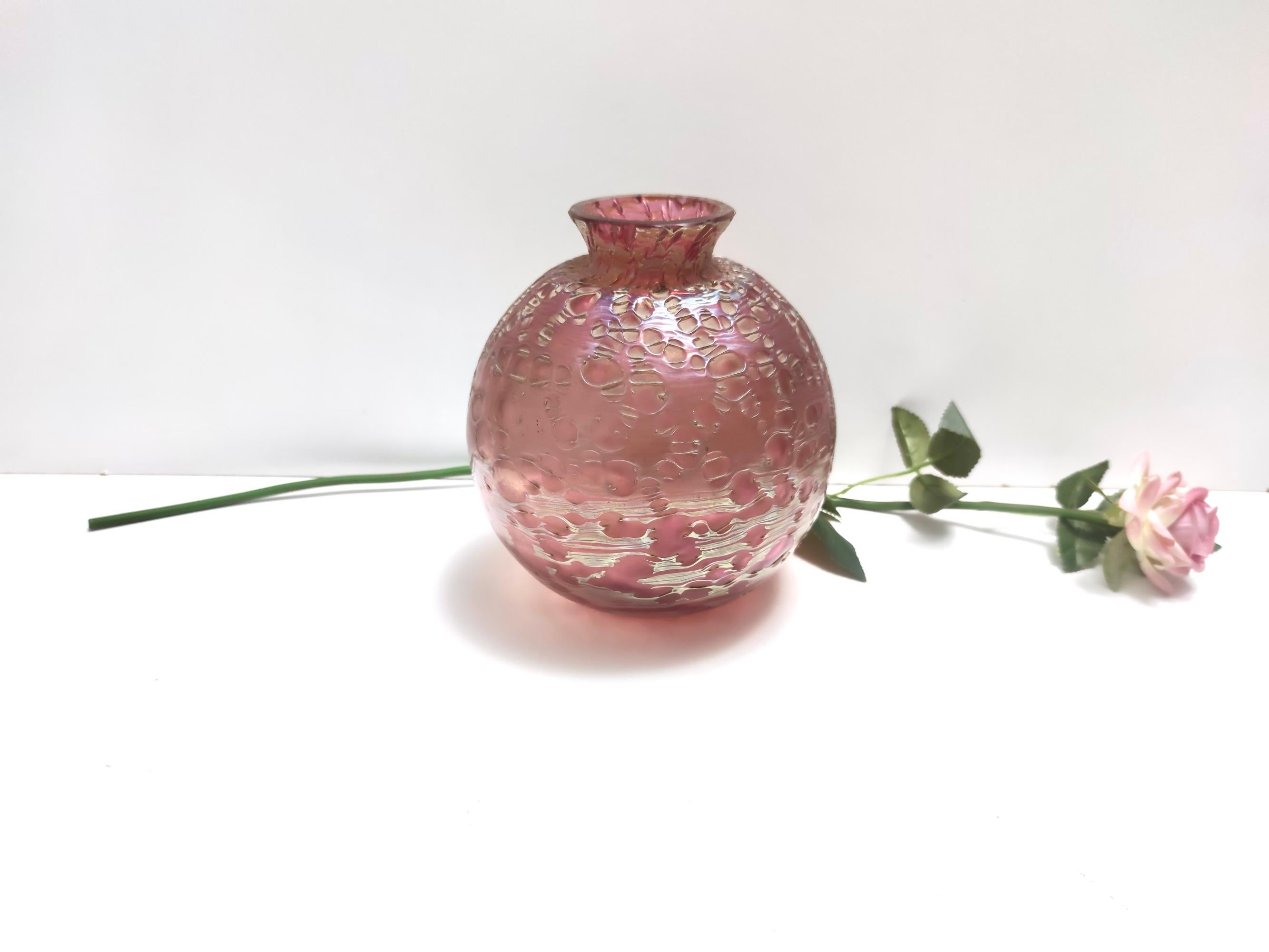 Hergestellt aus geätztem mundgeblasenem rosa Glas mit schillernden und materiellen Effekten. 
Da es sich um einen Vintage-Artikel handelt, kann er leichte Gebrauchsspuren aufweisen, aber er ist in einem sehr guten Originalzustand und bereit, ein