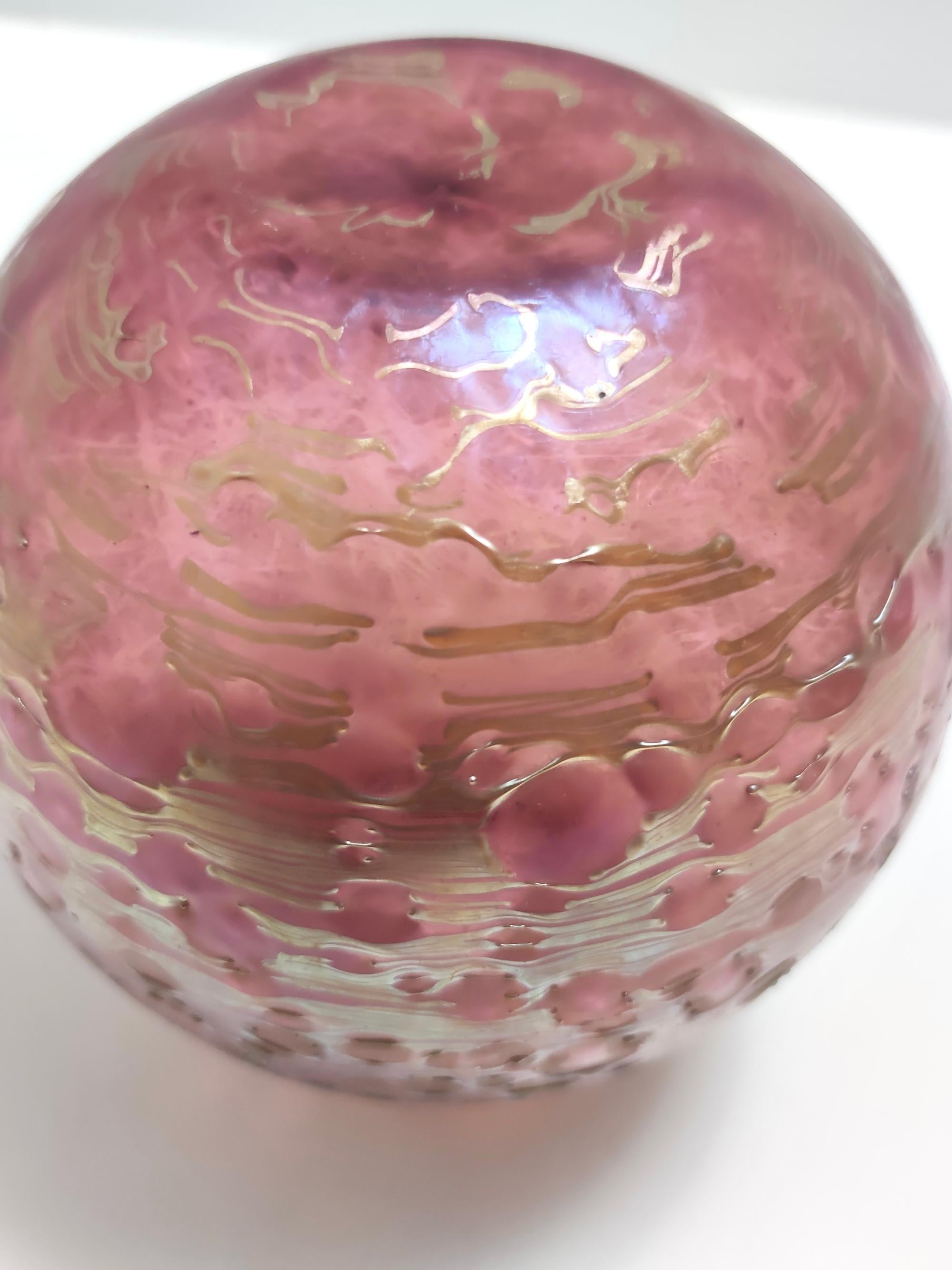 Rosa schillernde Vase aus geätztem mundgeblasenem Glas „Diaspora“ von Loetz, Vintage im Angebot 1