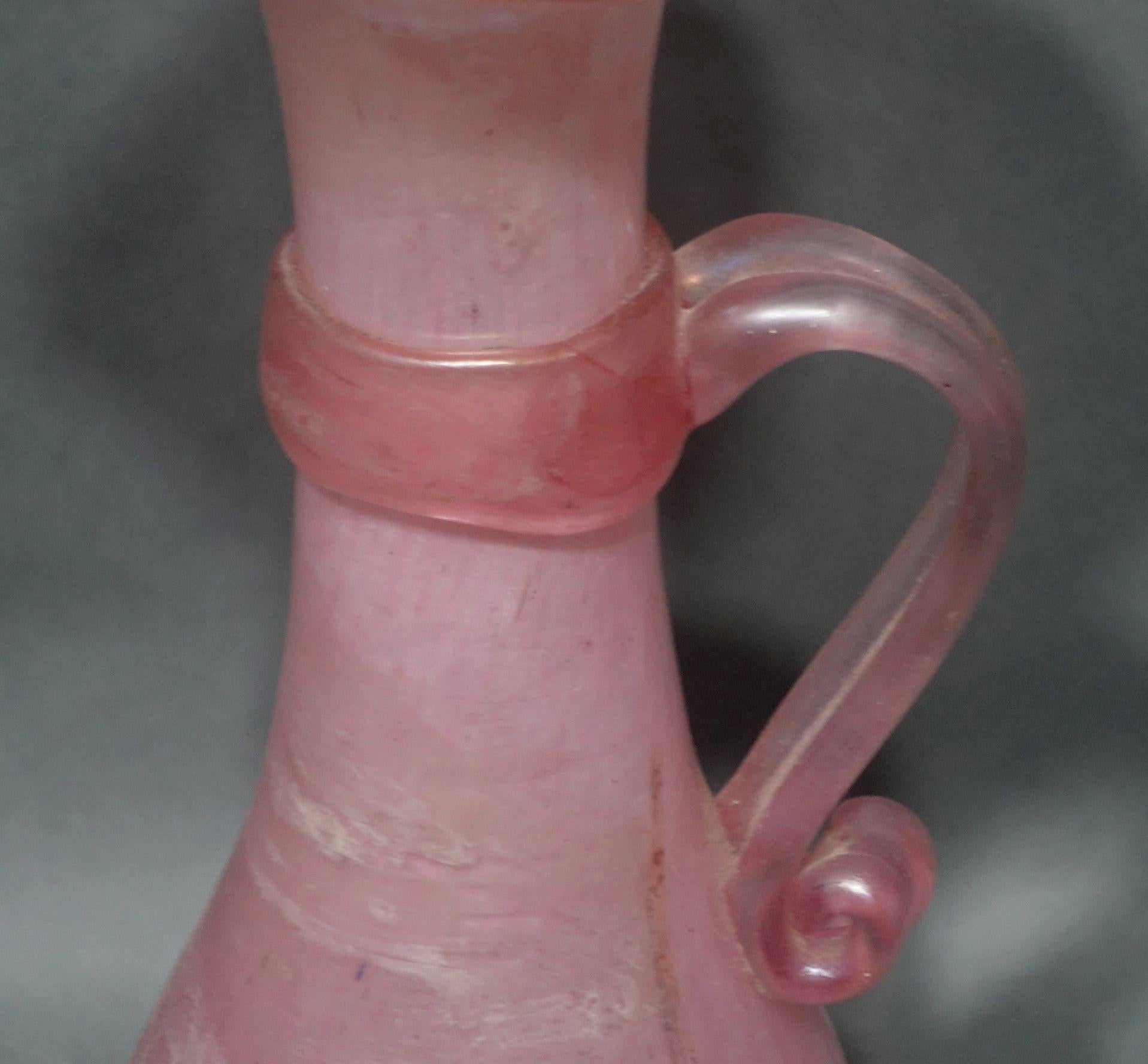 Rosa italienischer Vintage-Kunstglaskrug im Zustand „Hervorragend“ im Angebot in Norton, MA