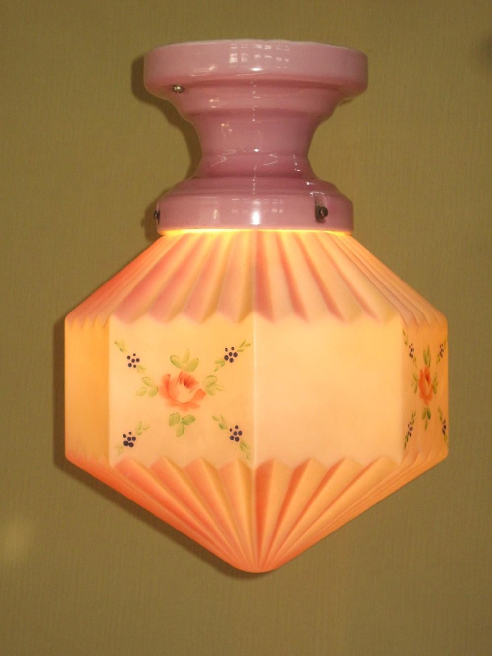 Plafón de porcelana de color rosa oscuro o lila con diseño de flores y rosa oscuro a juego en el globo.
Ambos están en excelentes condiciones, sin grietas ni desconchones apreciables.
Recableado según normas UL.
Altura:30 cm
Anchura: 9 1/4