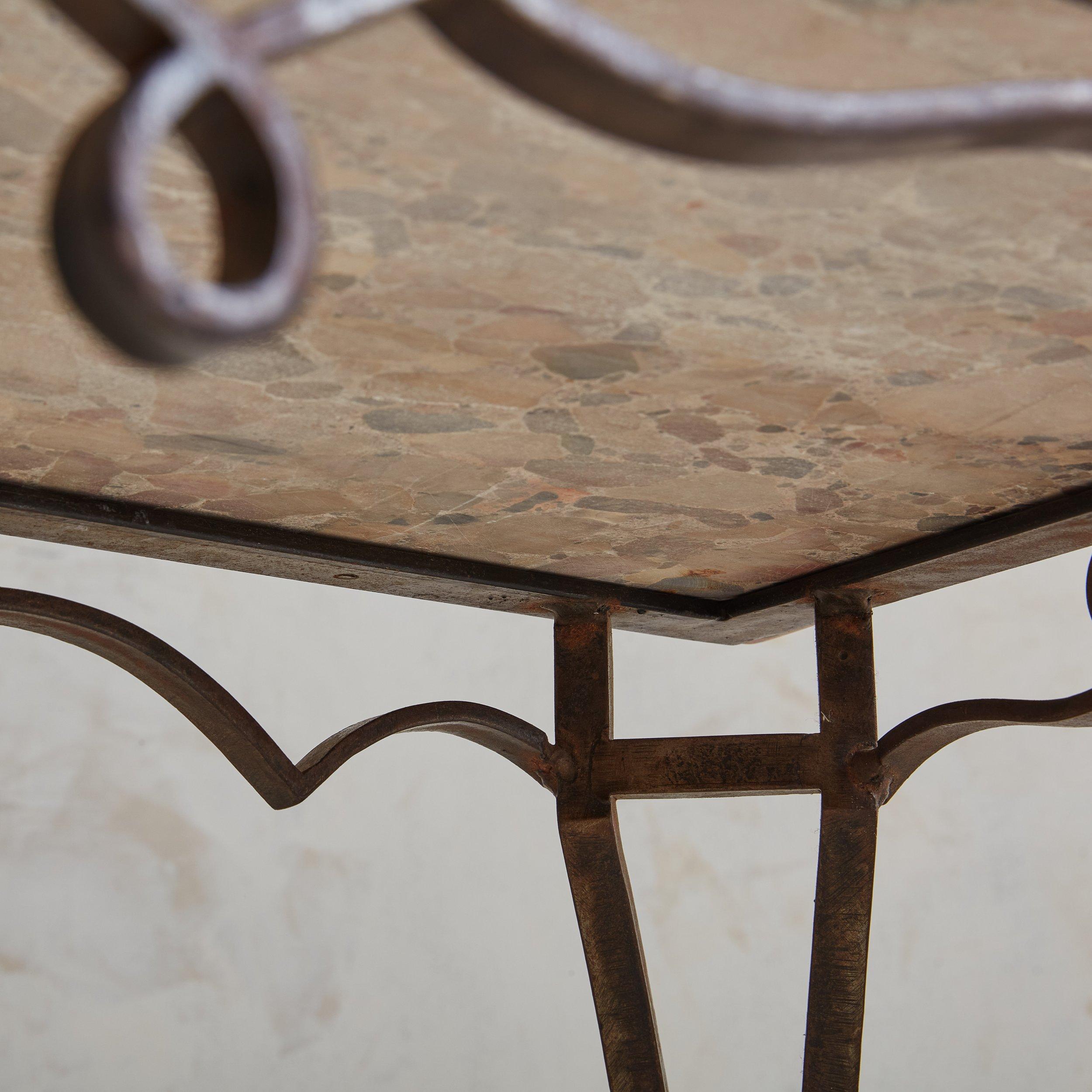 Table basse vintage en marbre rose et base en fer forgé à la main, Italie en vente 3