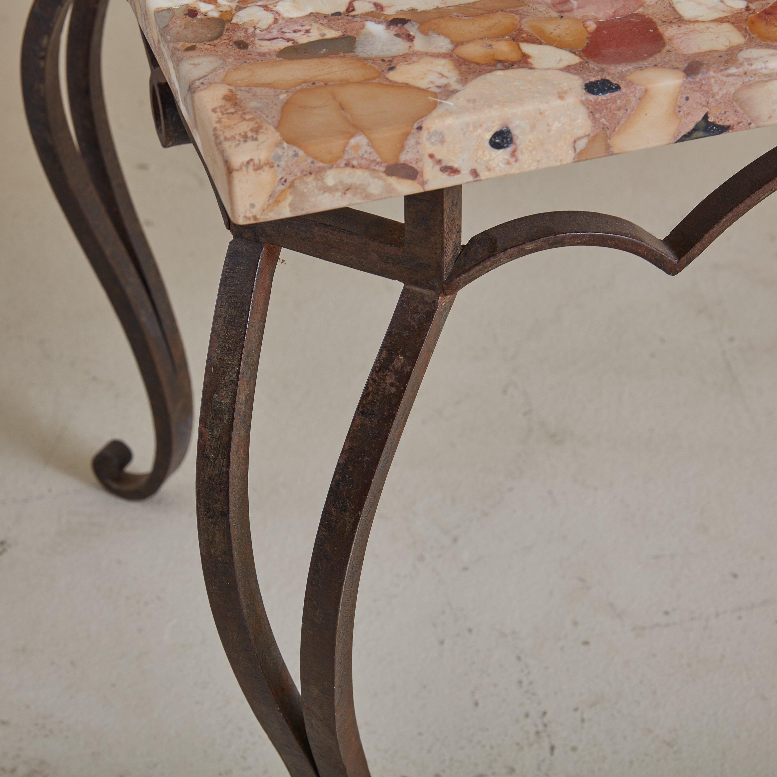 20ième siècle Table basse vintage en marbre rose et base en fer forgé à la main, Italie en vente